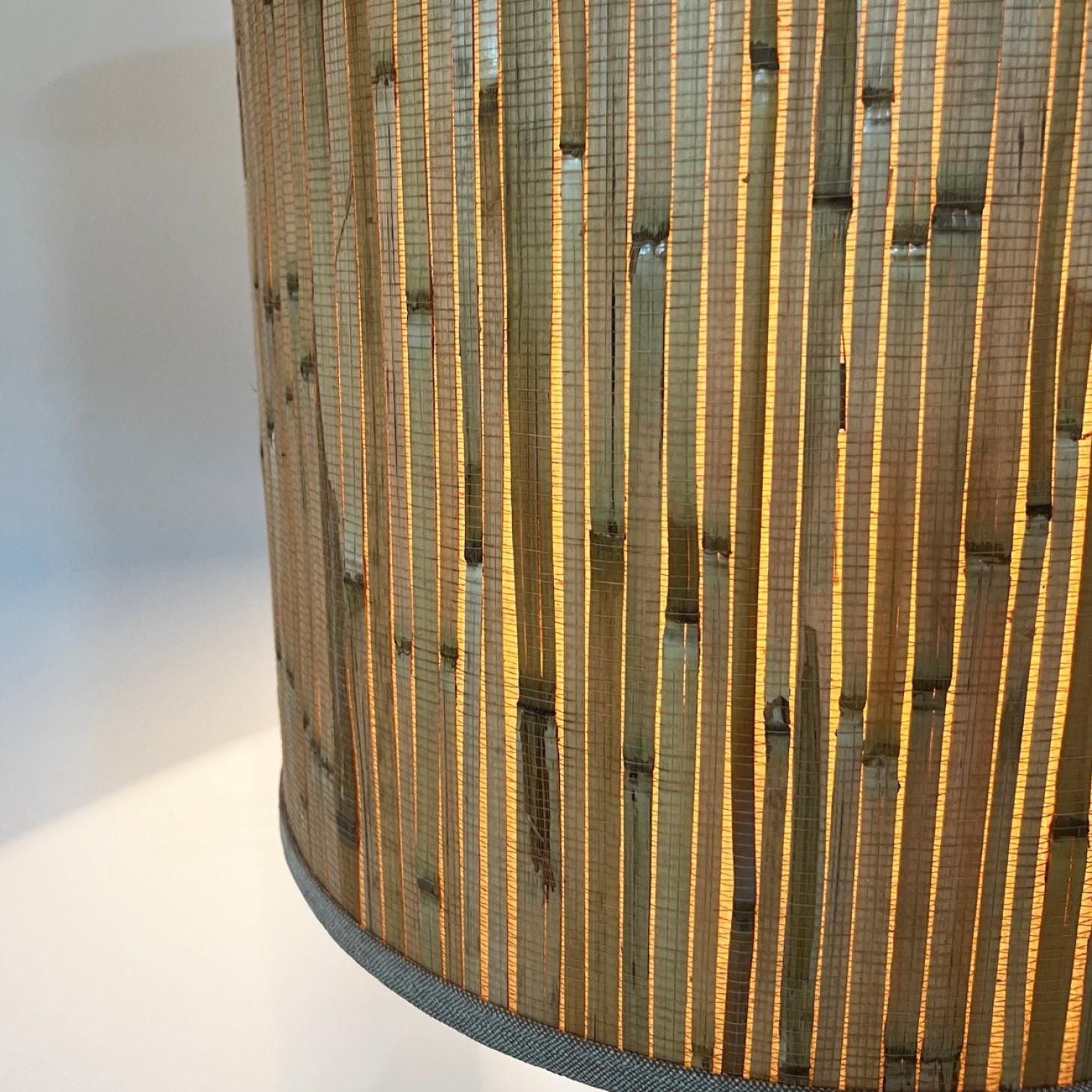 Lampadaire en laiton simulant le bambou avec base tripode dans le style Maison Baguès en vente 4