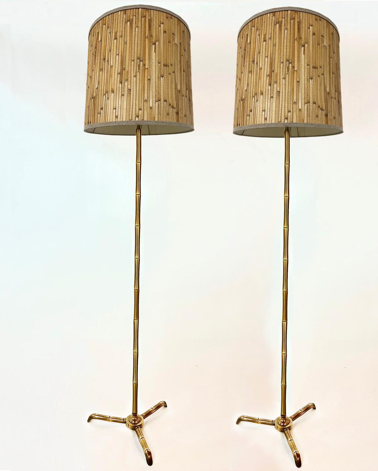 An early 20th century simulated bamboo brass standard lamp with a tripod base, attributed to Maison Baguès. Please note: bamboo lampshades included.
Also possible to buy without shades.

In very good vintage condition. We have not polished the