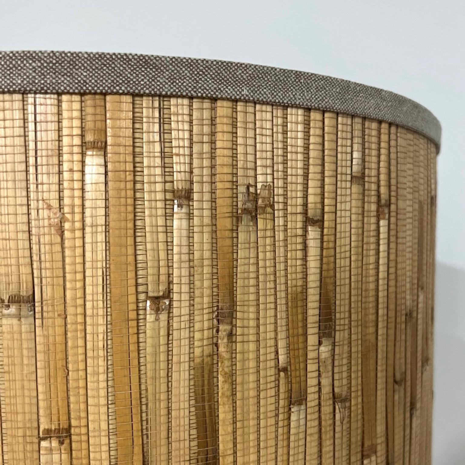 Lampadaire en laiton simulant le bambou avec base tripode dans le style Maison Baguès Bon état - En vente à Rijssen, NL