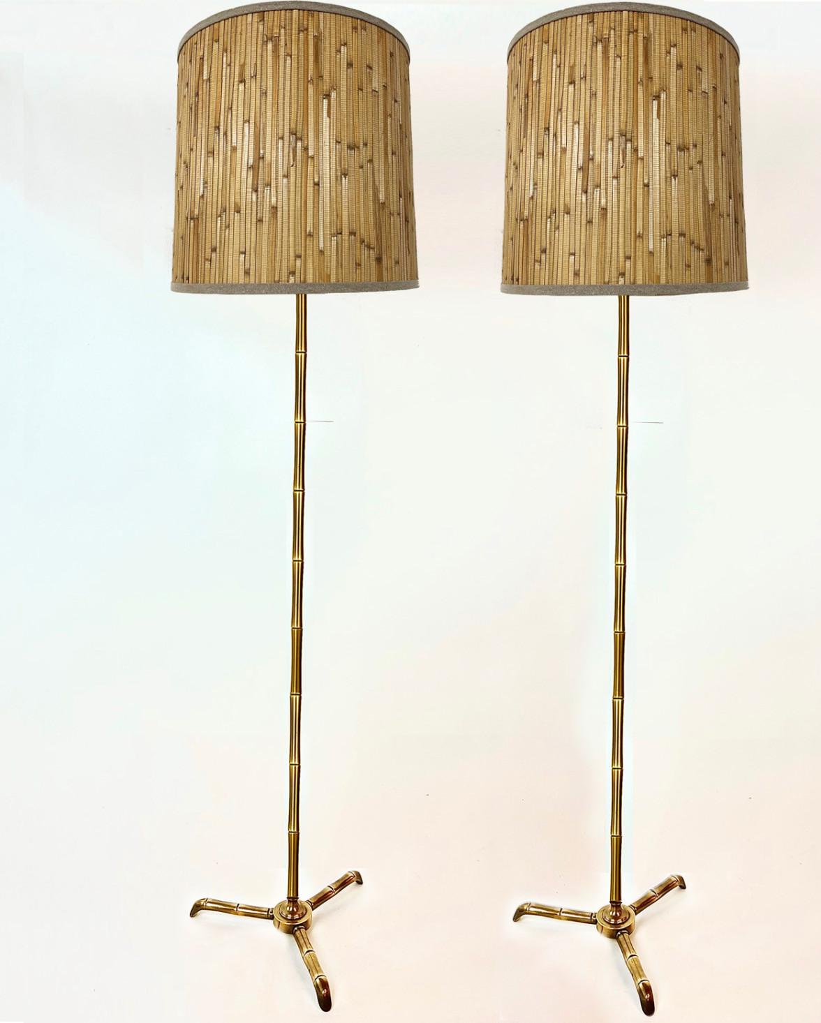 Milieu du XXe siècle Lampadaire en laiton simulant le bambou avec base tripode dans le style Maison Baguès en vente