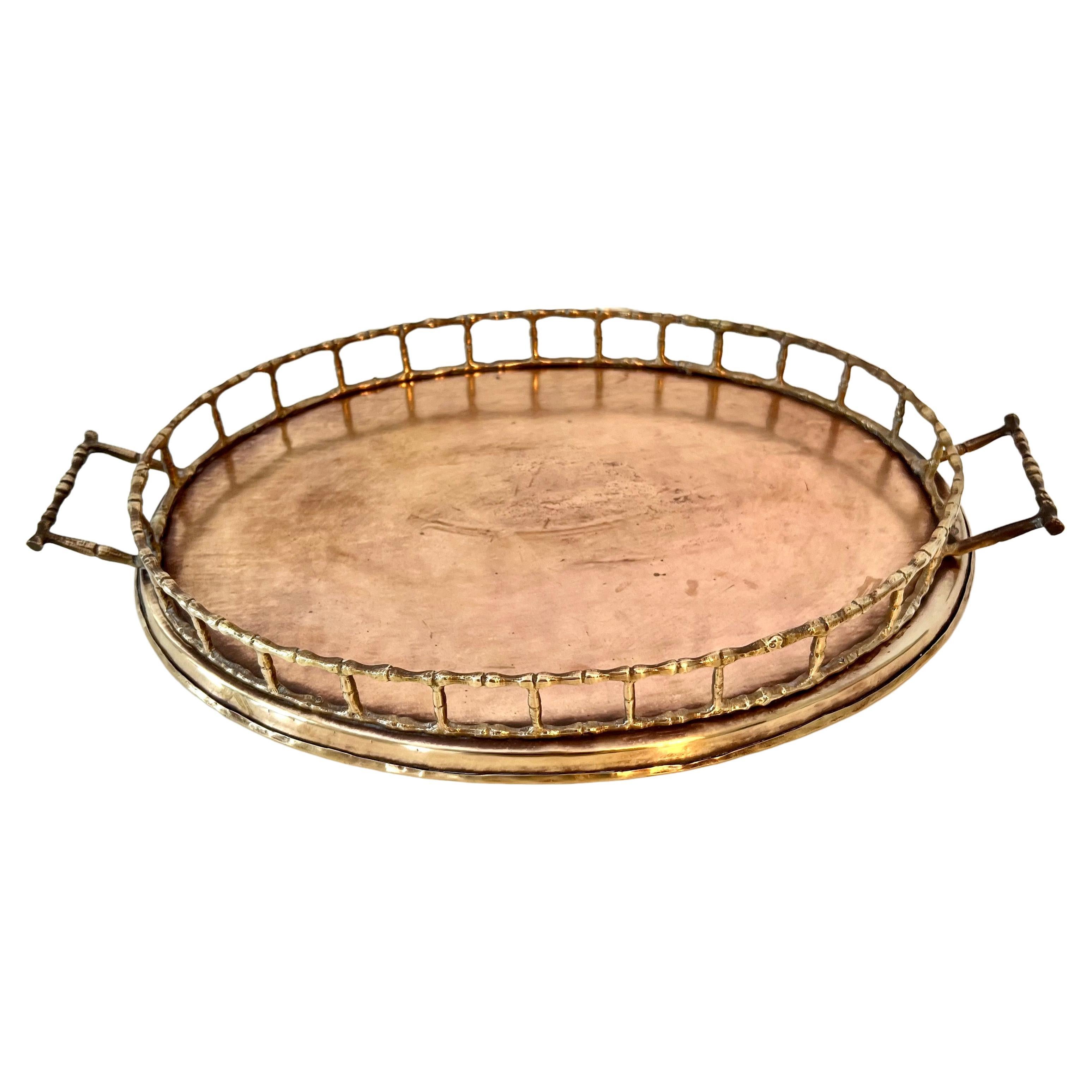 Ein wunderschönes rundes Tablett mit Griffen in Bambusform - eine schöne Ergänzung für jeden Tisch oder Beistelltisch als Mittelstück oder Serviertablett. Auch ein Kompliment für jede Bar zum Servieren von Cocktails und Aperitifs.

Ein schönes