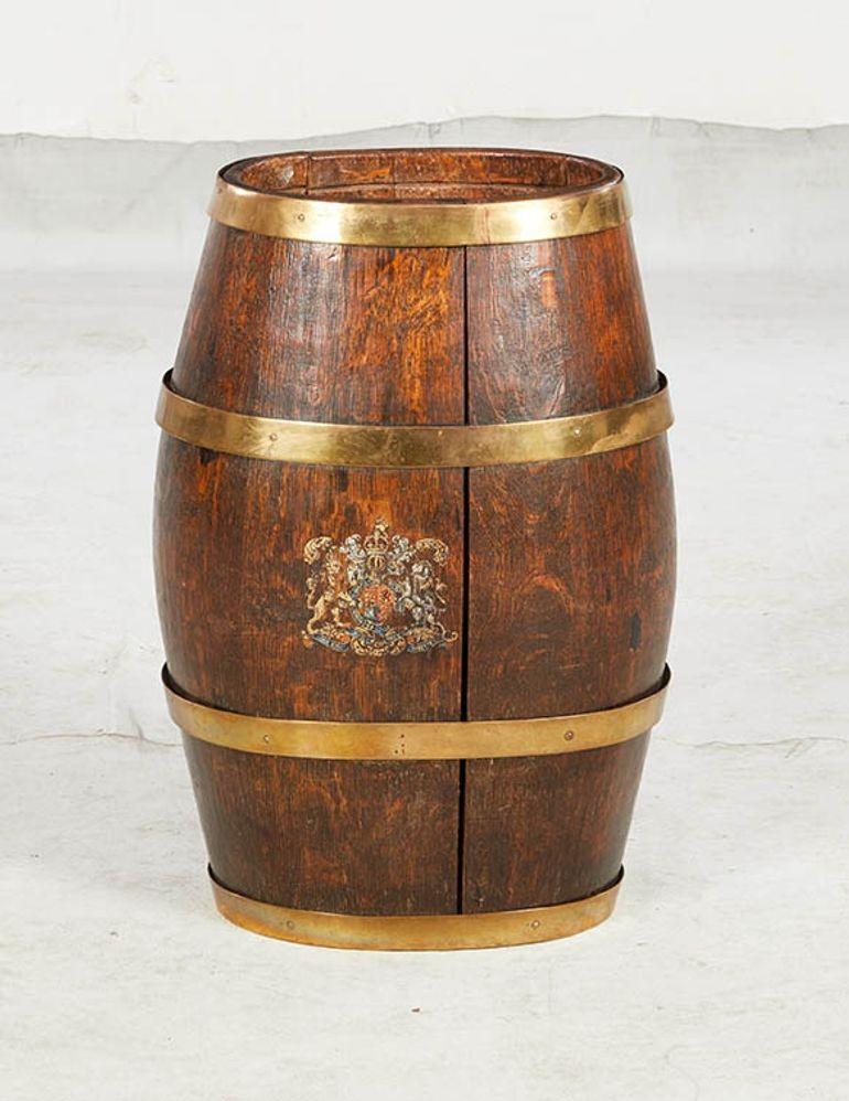 Un barilotto di rum inglese con doghe di Oak legate da bande di ottone. Di costruzione coibentata, con le doghe sagomate in modo da aderire perfettamente e diventare impermeabili quando vengono riempite di liquido. Rimane un residuo di decalcomania