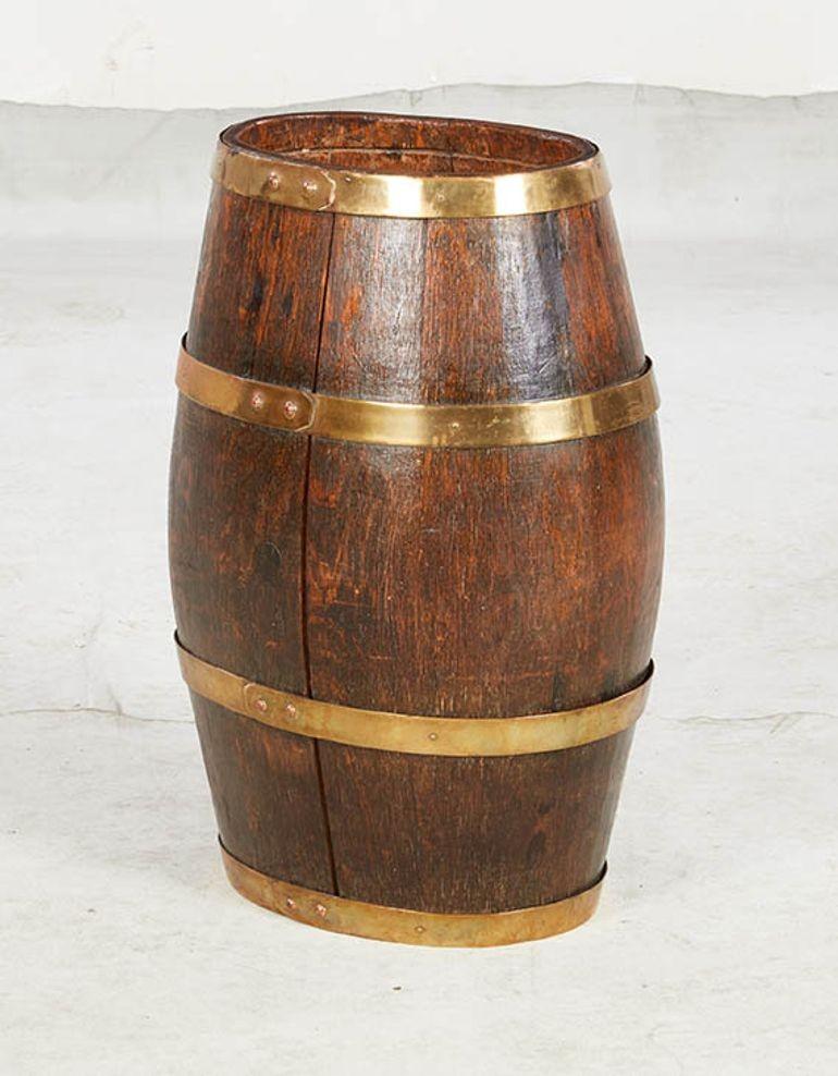 Barilotto per rum in Oak Oak con fascia in ottone In condizioni buone in vendita a Greenwich, CT