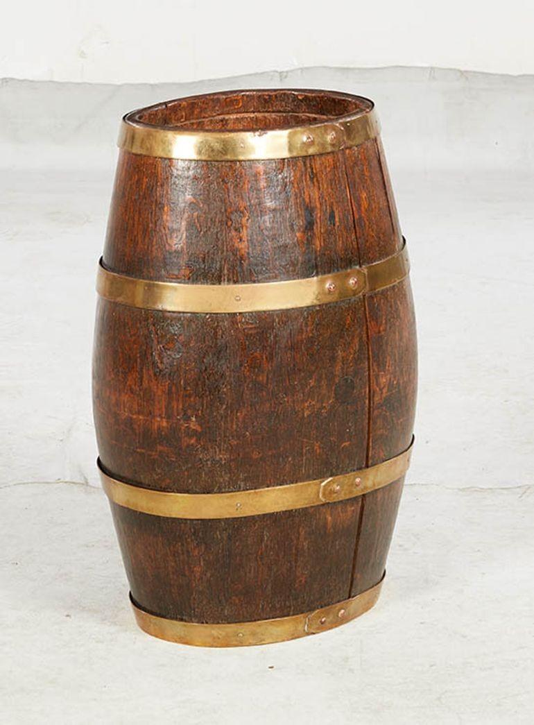 Ottone Barilotto per rum in Oak Oak con fascia in ottone in vendita