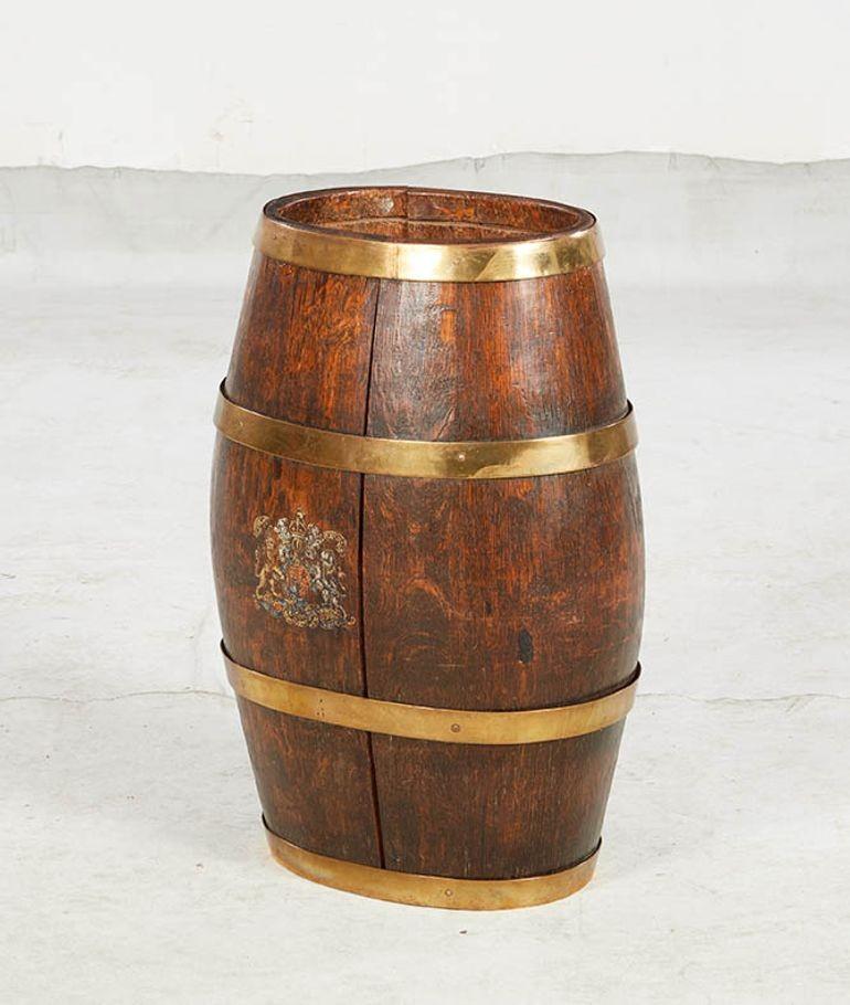 Barilotto per rum in Oak Oak con fascia in ottone in vendita 2