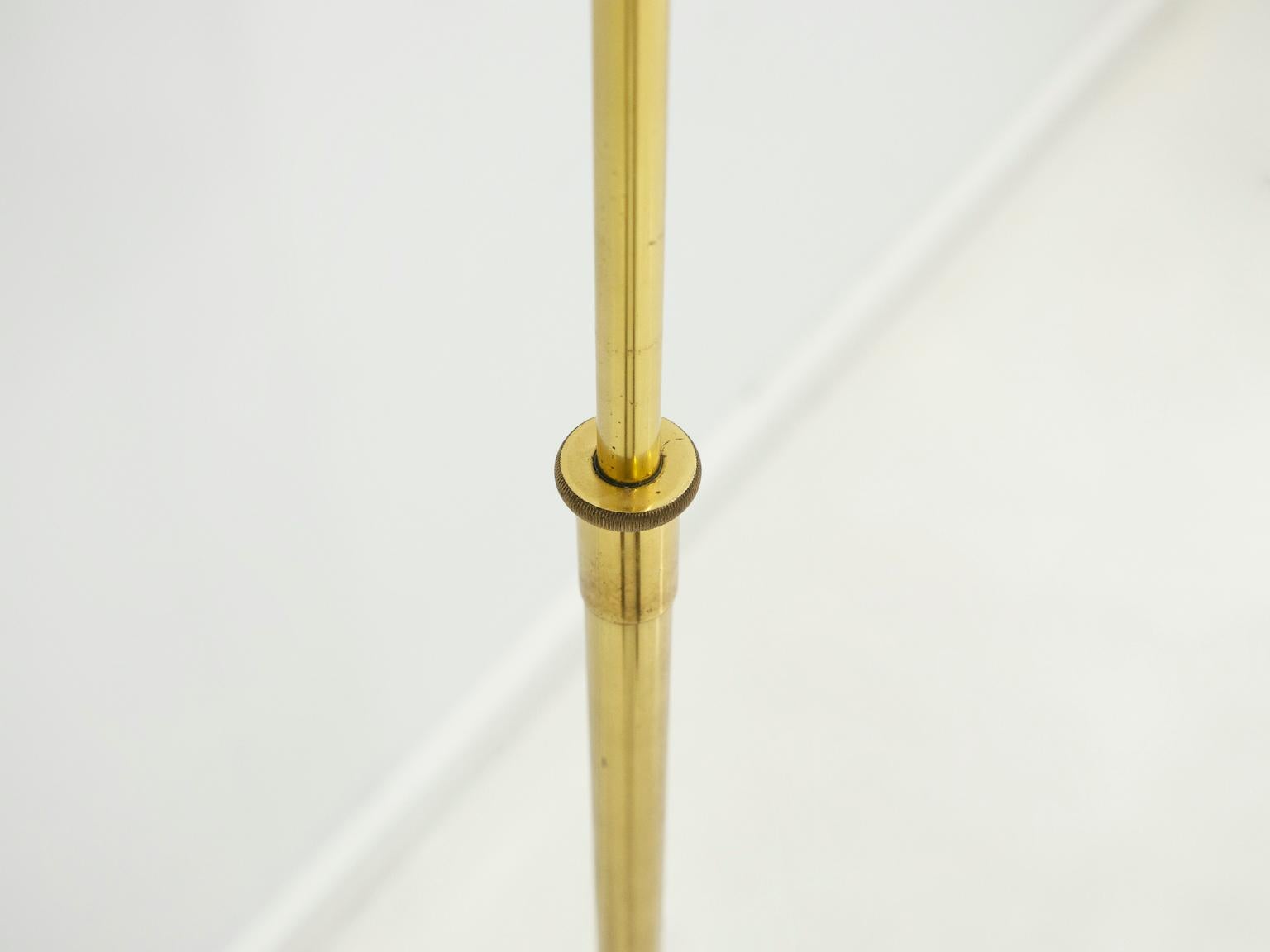 Brass 'Banker' Floor Lamp with Adjustable Light Point In Good Condition In Madrid, ES