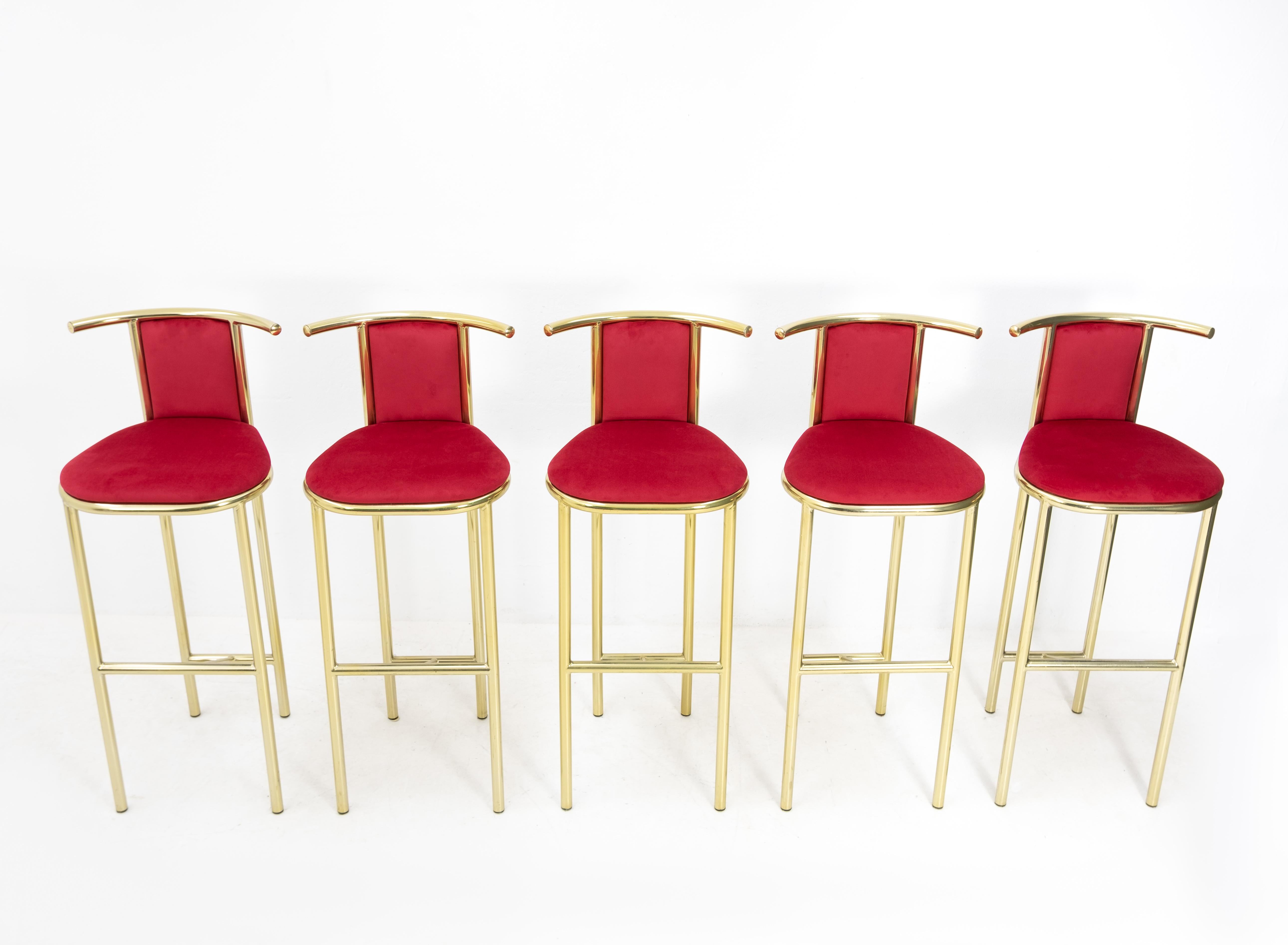 5 very nice brass bar stools, professional new upholstered in a soft red velvet, 1970s.
Attributed to Belgo chrom, 1970. Very good condition. Good seating comfort.


        