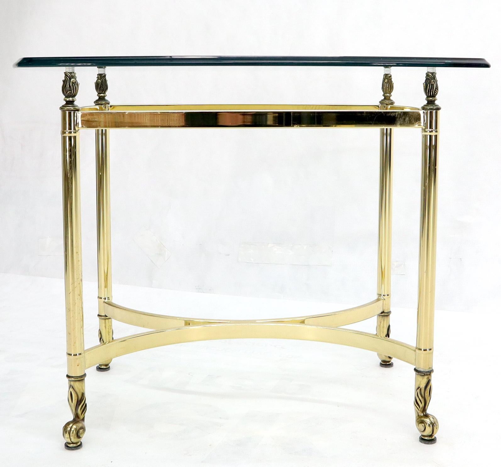 Mid-Century Modern Table basse carrée arrondie à base en laiton et plateau en verre en vente