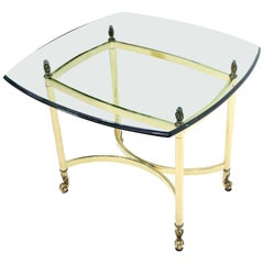 Tavolino quadrato arrotondato con base in ottone e piano in vetro