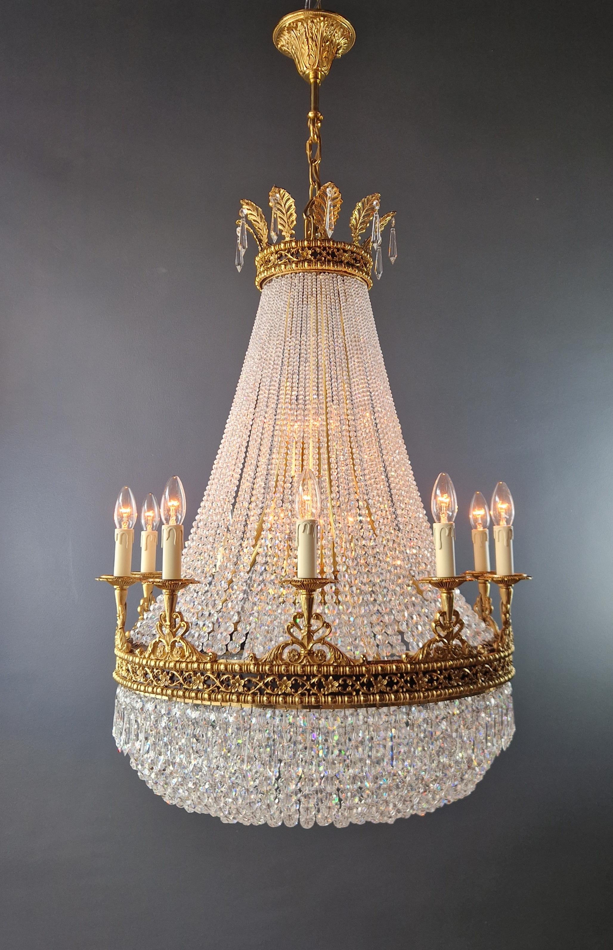 Voici un superbe lustre Empire Sac à Perles en laiton, une pièce exquise ornée de cristaux captivants, rappelant le style classique de l'ère Empire. Il s'agit d'une nouvelle reproduction, et plusieurs sont disponibles, ce qui vous permet d'apporter