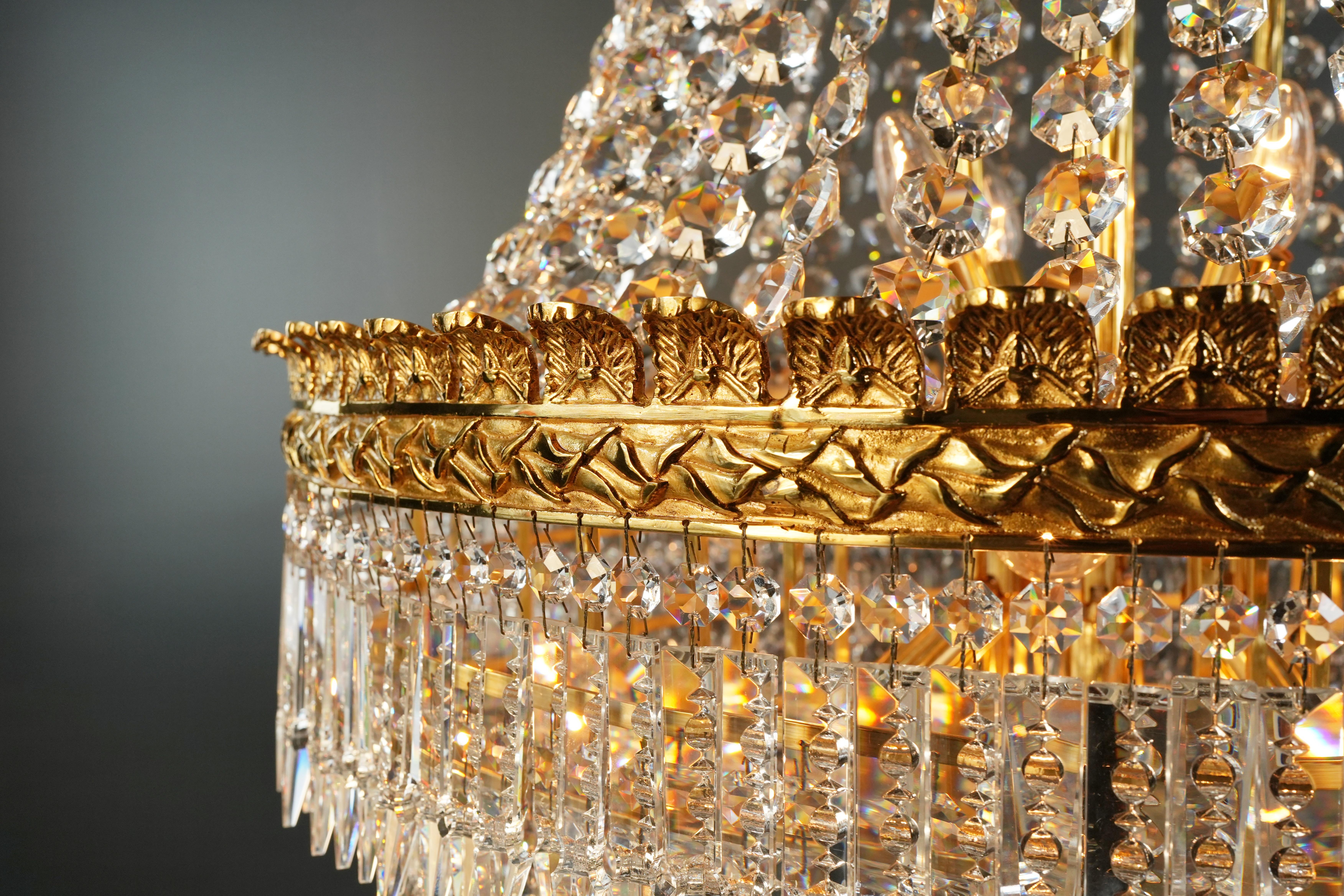 Lampe panier en laiton Empire Sac a Pearl Chandelier Crystal Lustre en or ancien en vente 3
