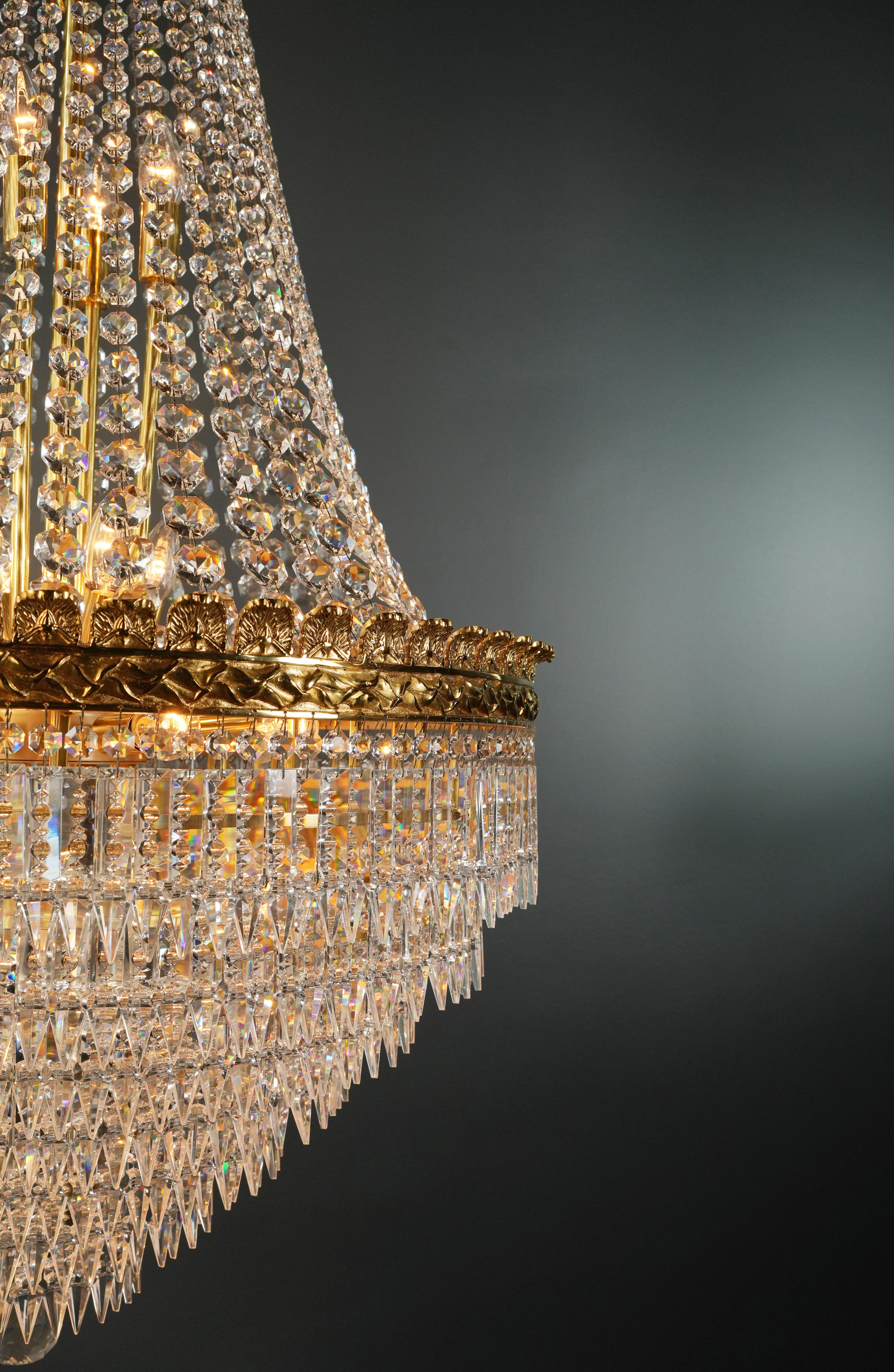 Lampe panier en laiton Empire Sac a Pearl Chandelier Crystal Lustre en or ancien en vente 4