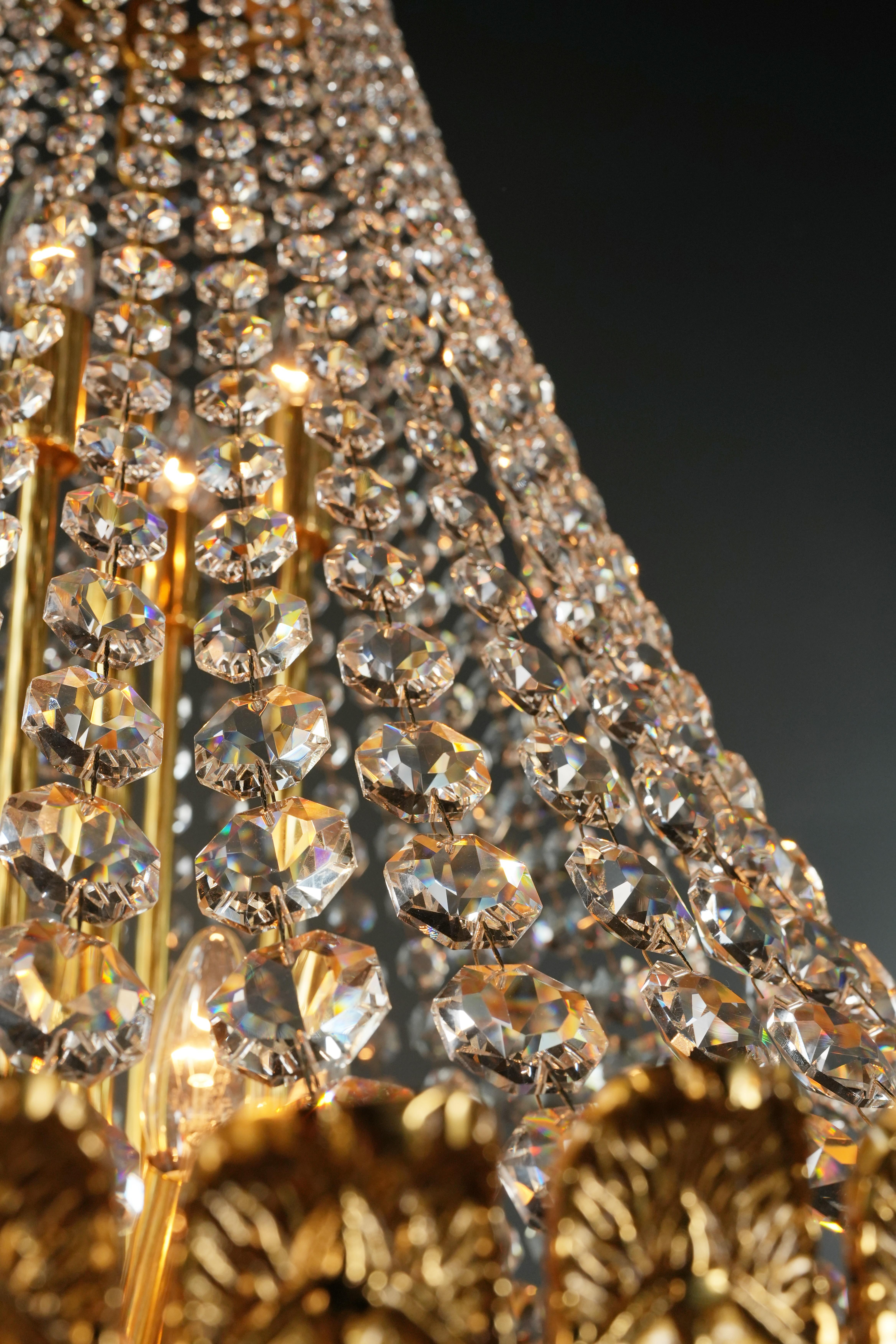 Lampe panier en laiton Empire Sac a Pearl Chandelier Crystal Lustre en or ancien en vente 5