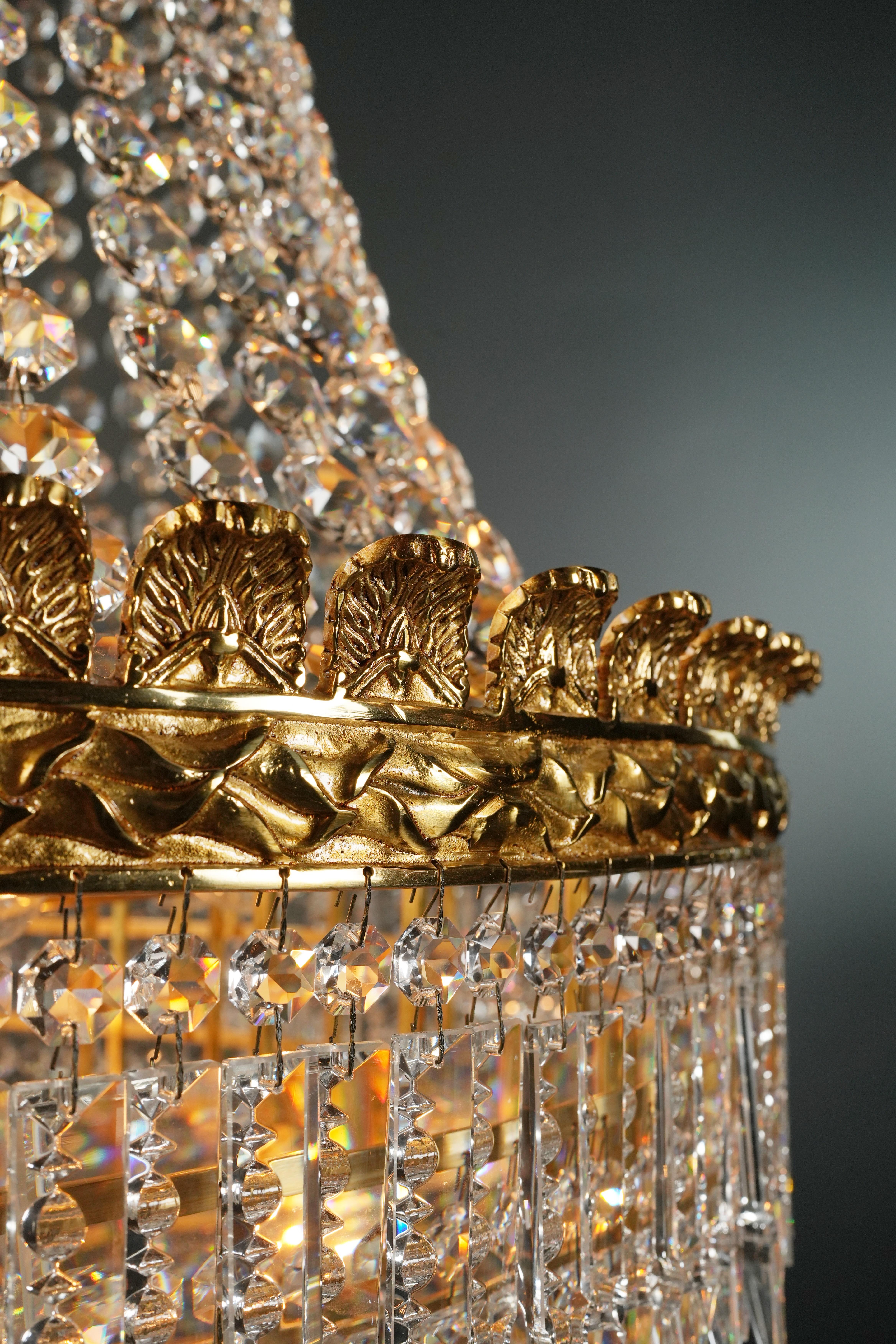 Lampe panier en laiton Empire Sac a Pearl Chandelier Crystal Lustre en or ancien en vente 6