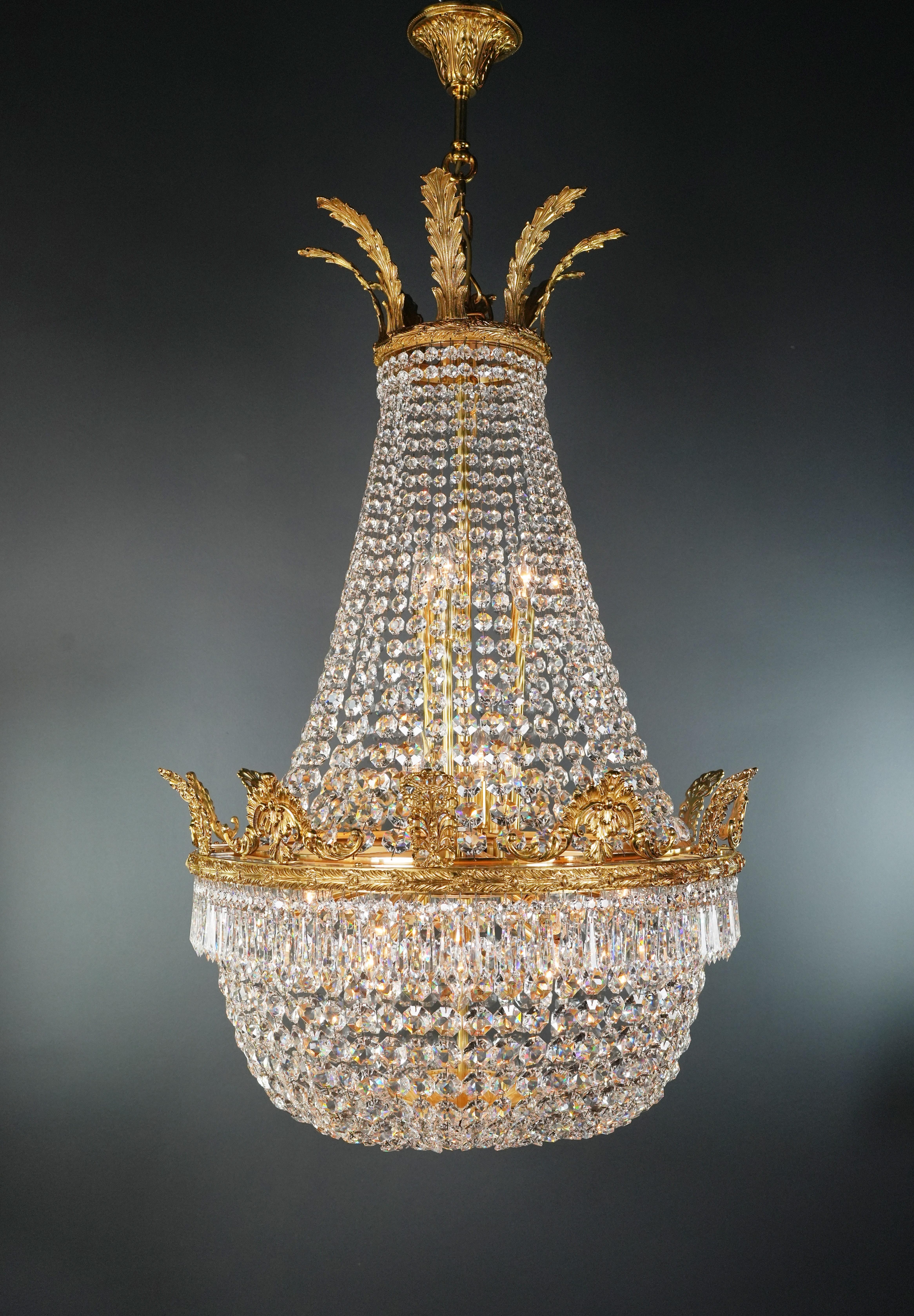 Wir präsentieren einen atemberaubenden Empire Sac a Pearl-Kronleuchter aus Messing, ein exquisites Stück, das mit bezaubernden Kristallen verziert ist und an den klassischen Stil der Empire-Ära erinnert. Es handelt sich um eine neue Reproduktion,