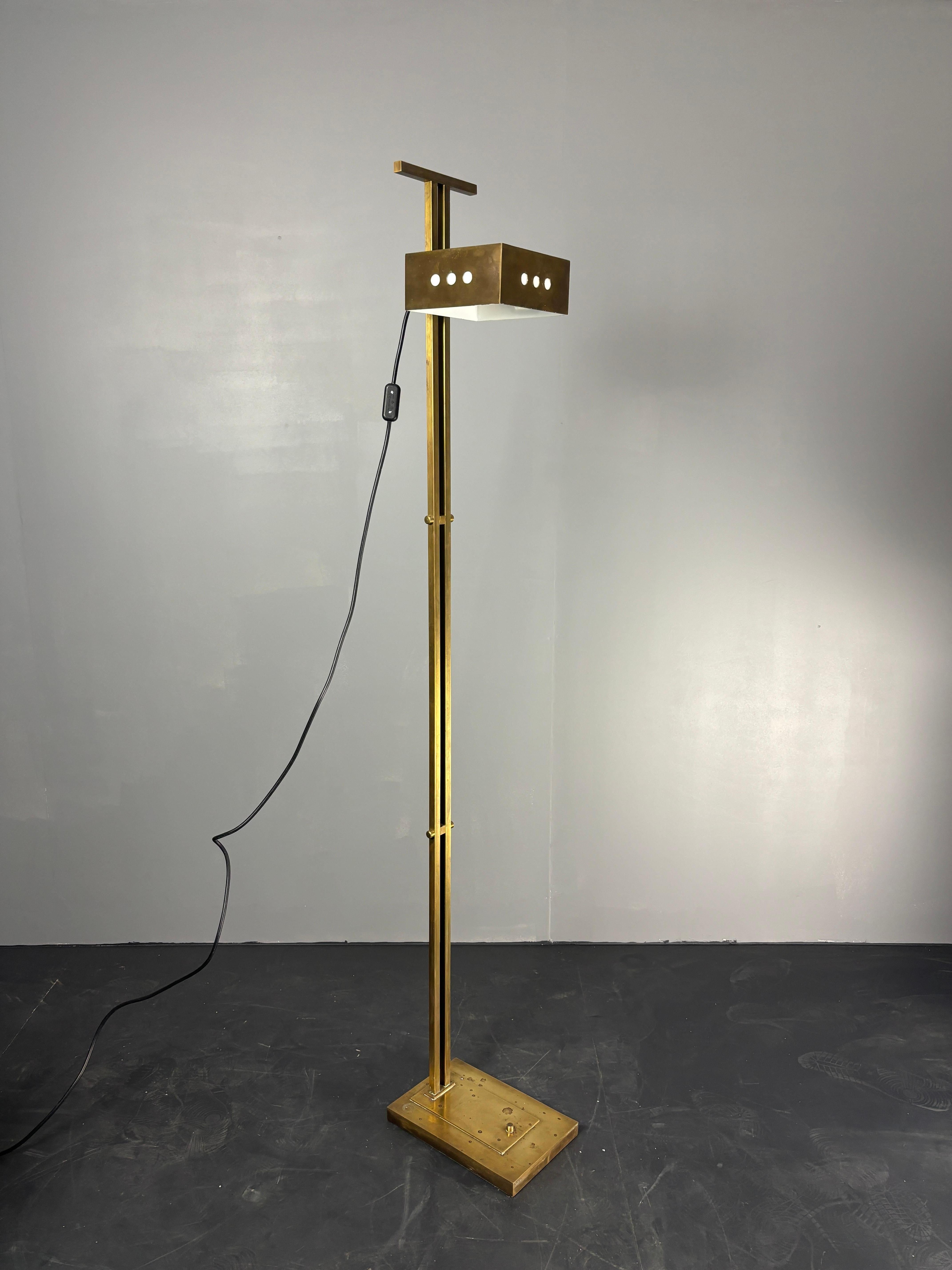 Brass Bauhaus Art Deco adjustable floor lamp in the style of Marcel Breuer For Sale 3