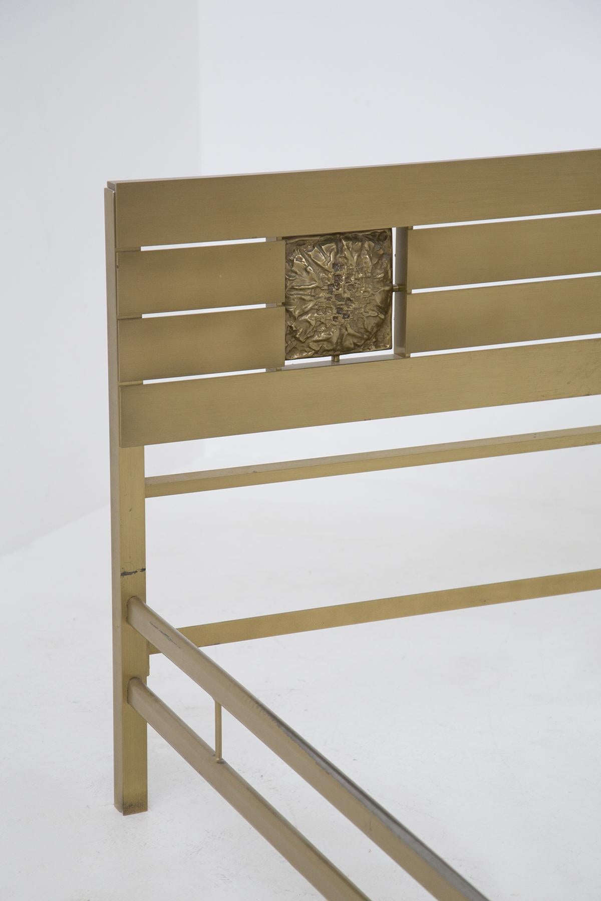 This brass bed is designed by Luciano Frigerio in the 1970s and it is of fine Italian manufacture. The bed frame is completely made of brass, with 4 square-shaped supporting feet. The legs are connected to each other by two parallel brass bands,