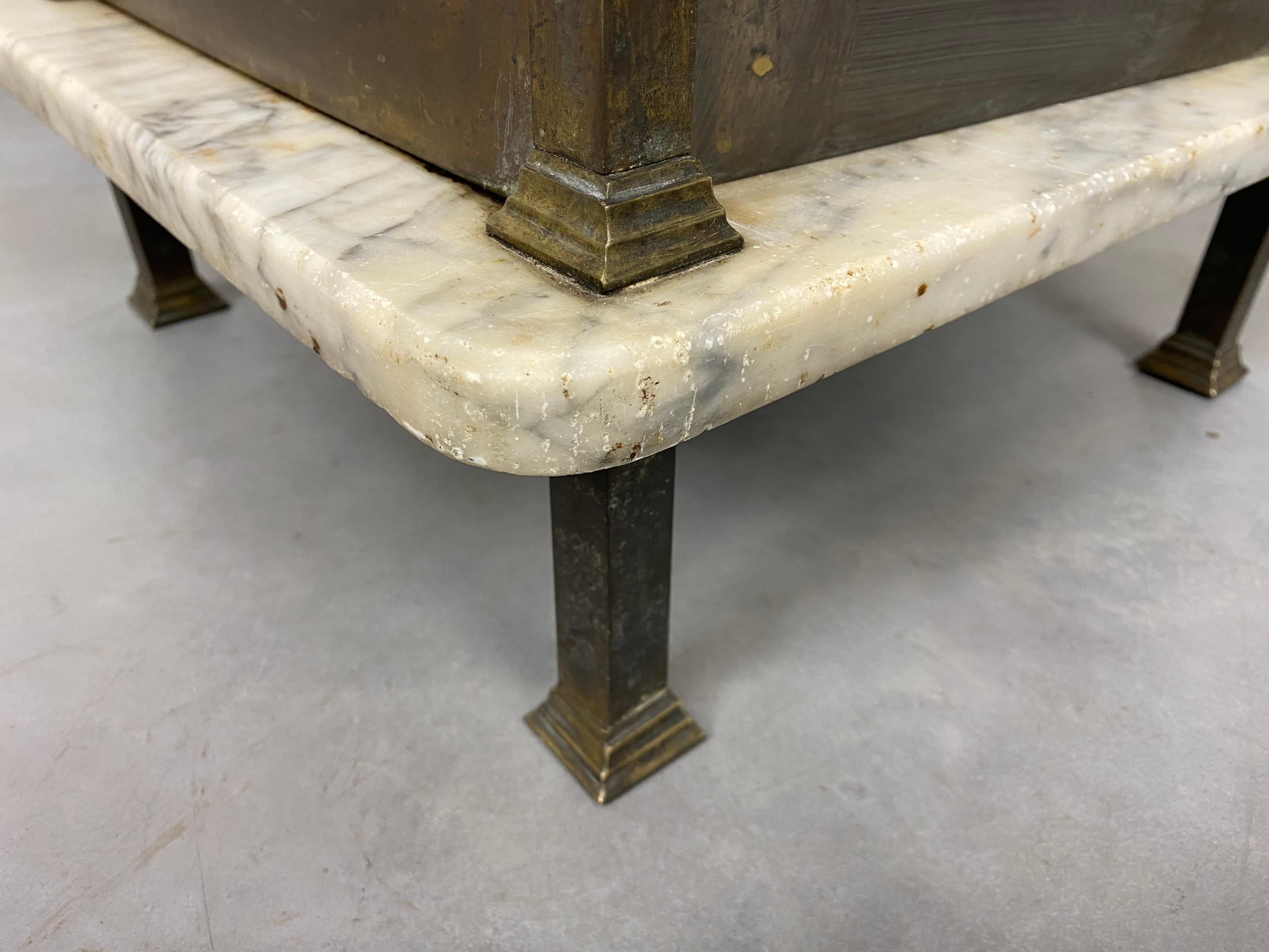 Laiton Table de chevet en laiton avec plateau en marbre en vente