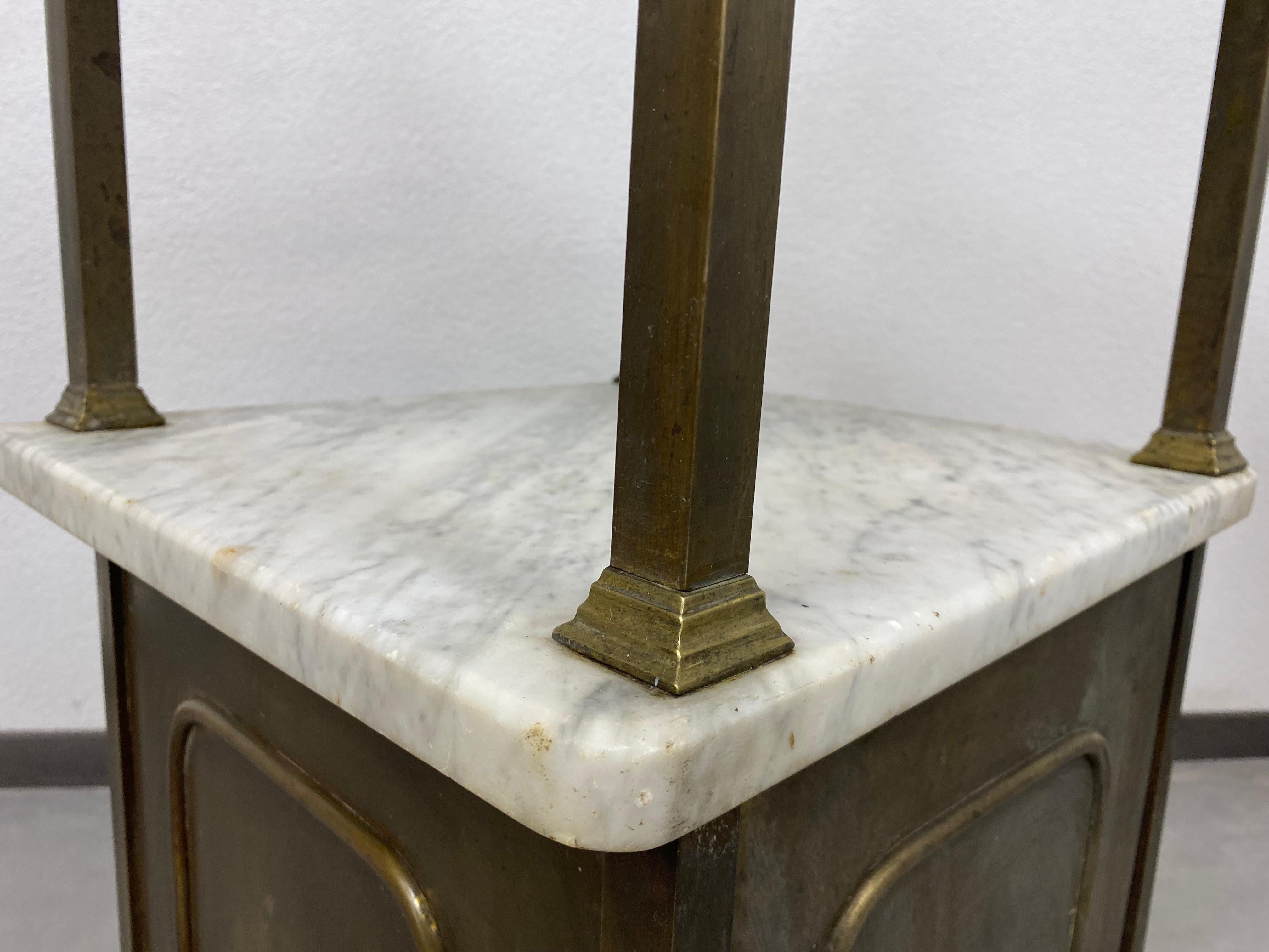 Table de chevet en laiton avec plateau en marbre en vente 1