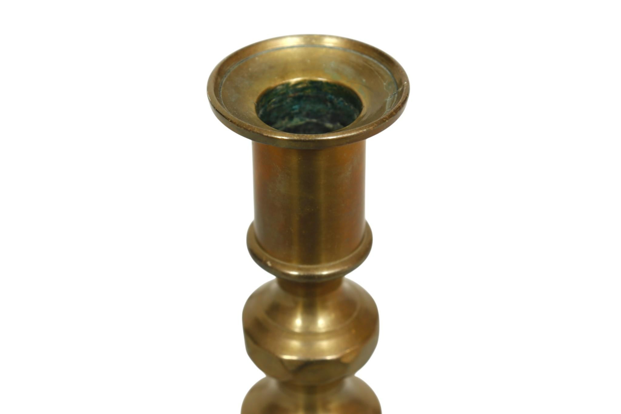 Paire de bougeoirs anglais en laiton. Tourné avec des colonnes en forme de ruche sur des bases carrées. Dimensions par bougeoir.