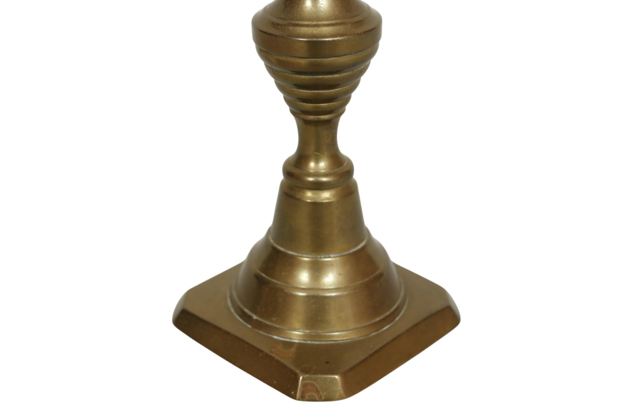 Anglais Paire de bougeoirs en laiton en forme de ruche en vente