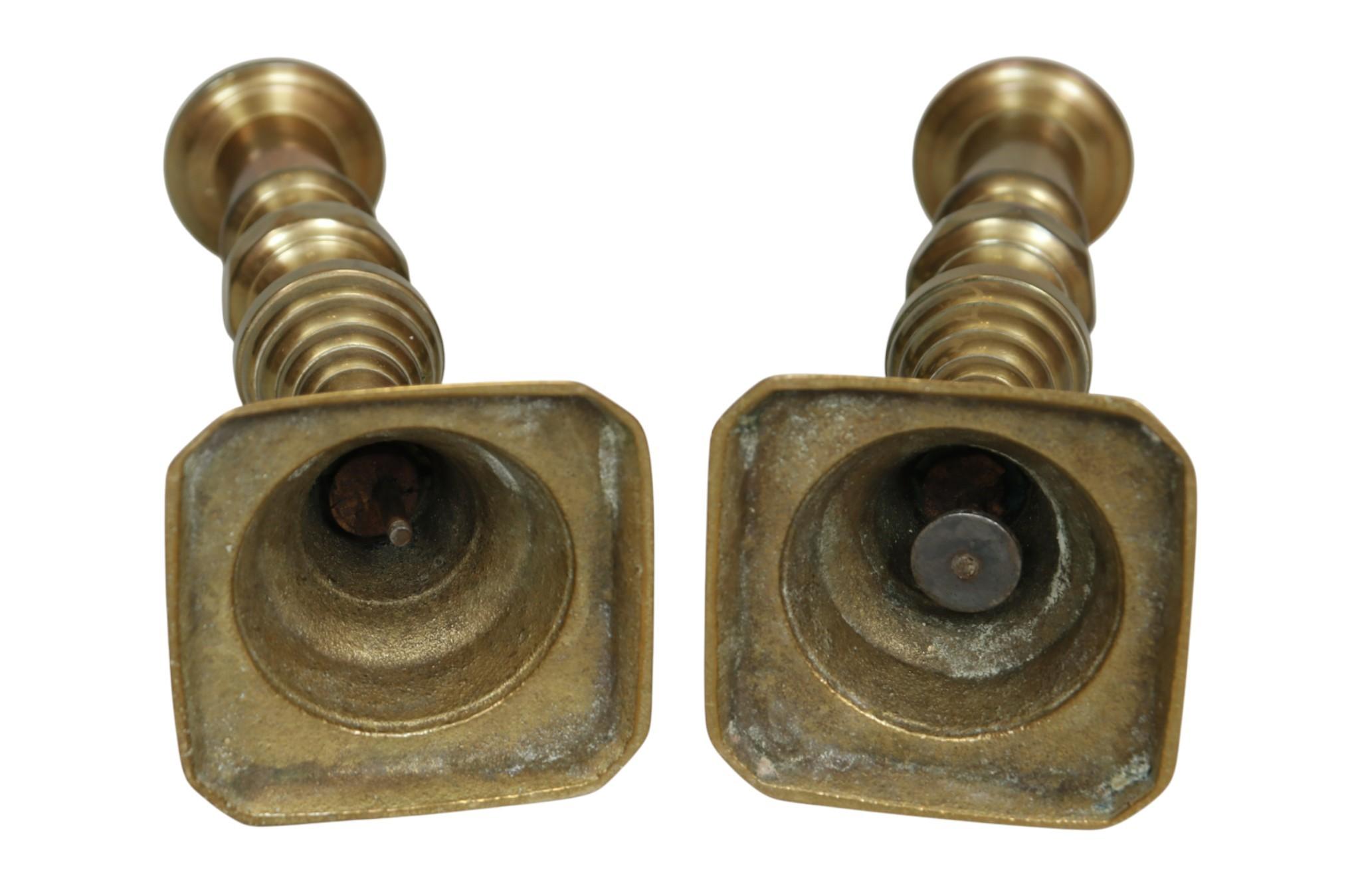 Paire de bougeoirs en laiton en forme de ruche Bon état - En vente à Bradenton, FL