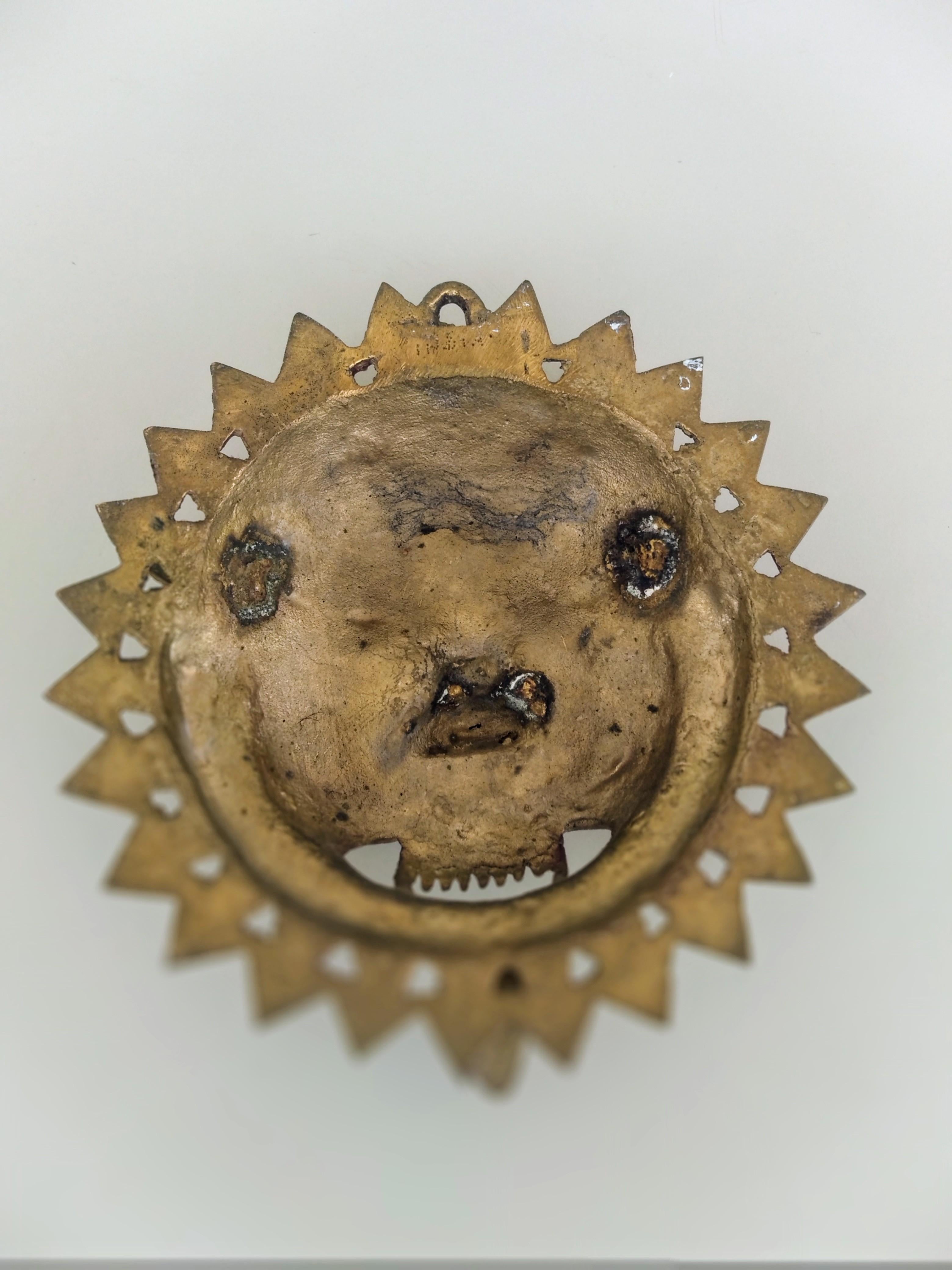 Es handelt sich um eine Maske aus Messingguss, die mit Schmucksteinen bemalt ist. Er ist aus Messing gegossen und eignet sich gut als Wandschmuck.