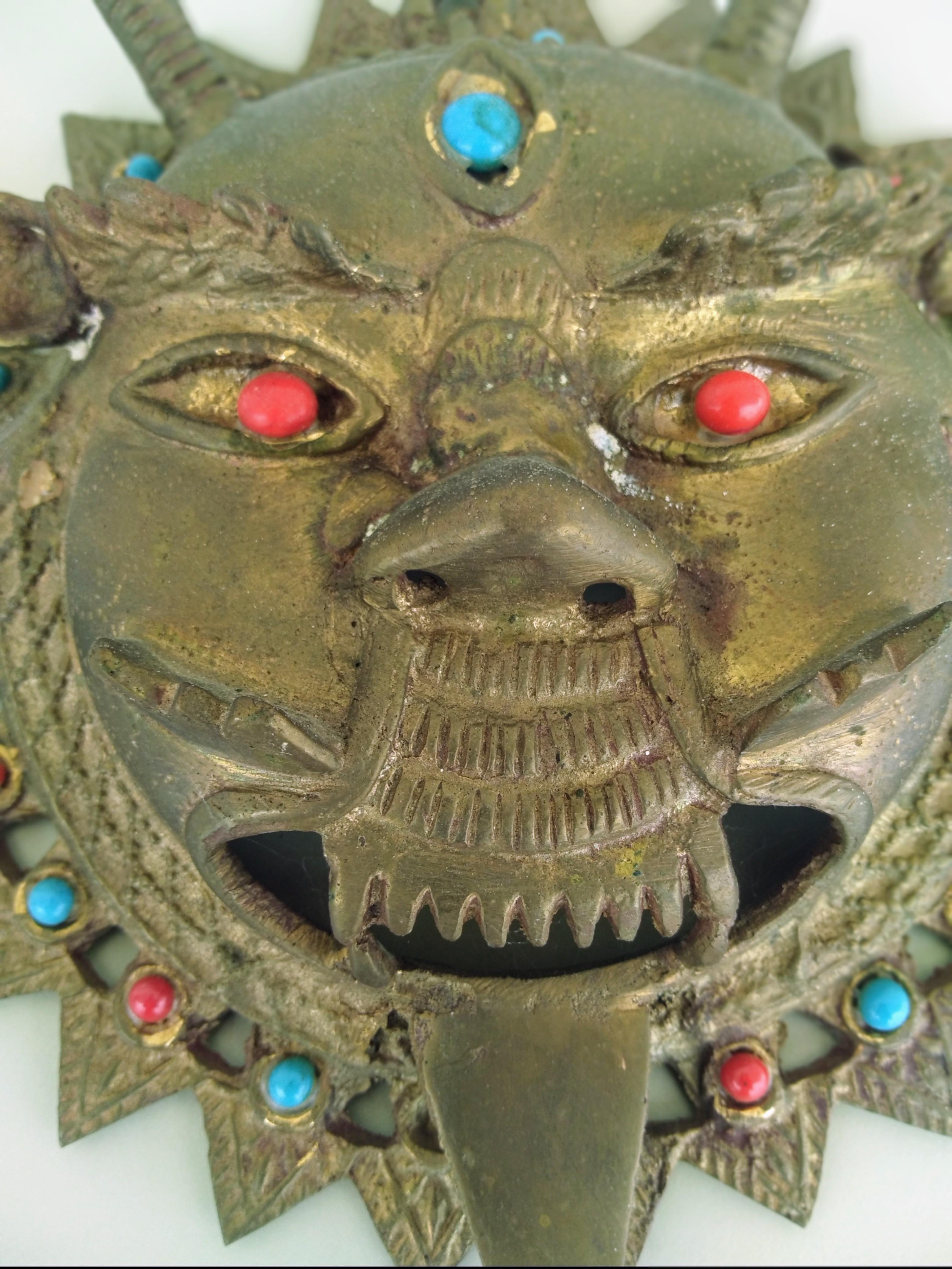 Maske aus Messing mit Juwelen aus Indien (Indisch) im Angebot