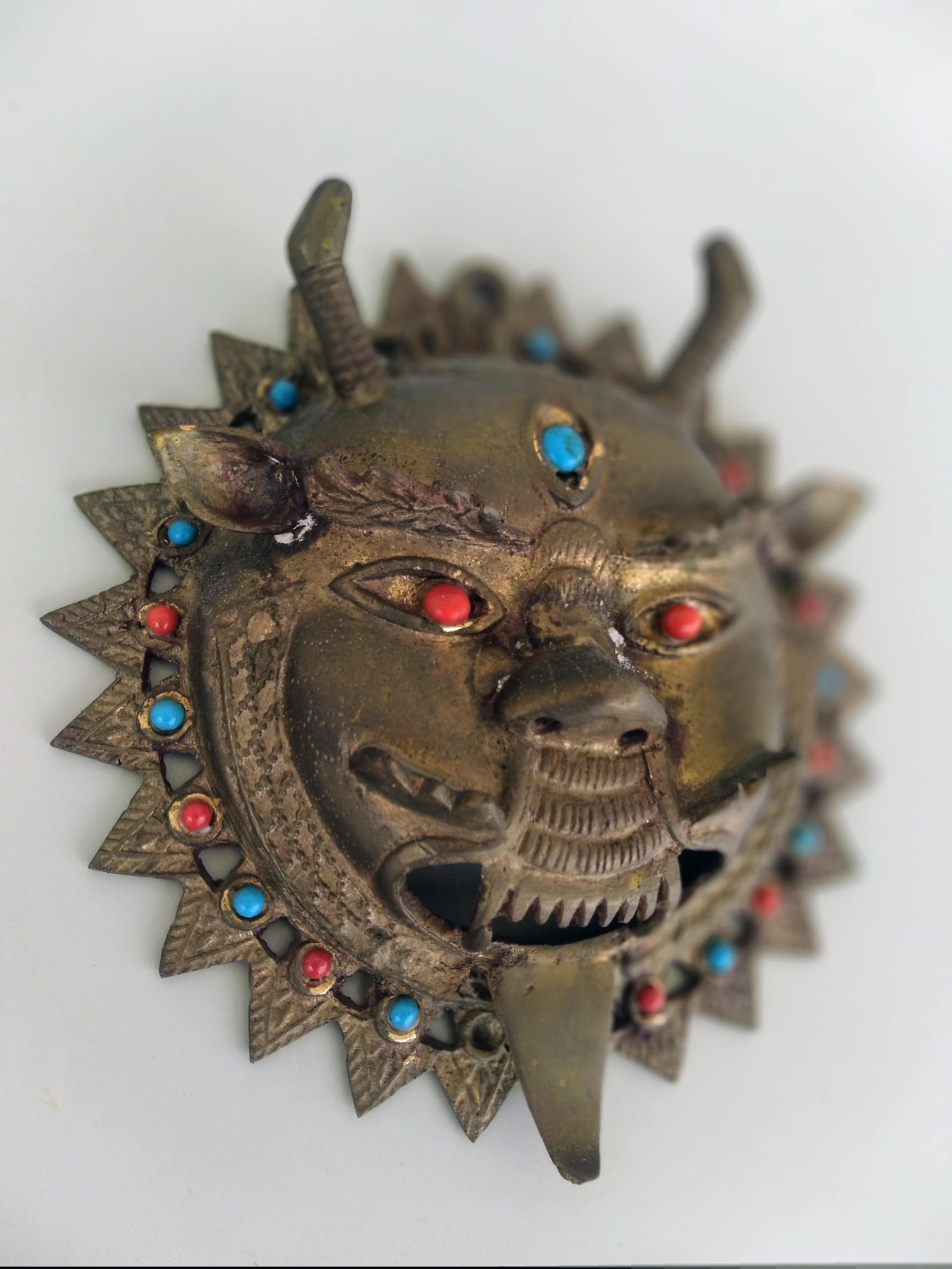 Maske aus Messing mit Juwelen aus Indien (Gegossen) im Angebot