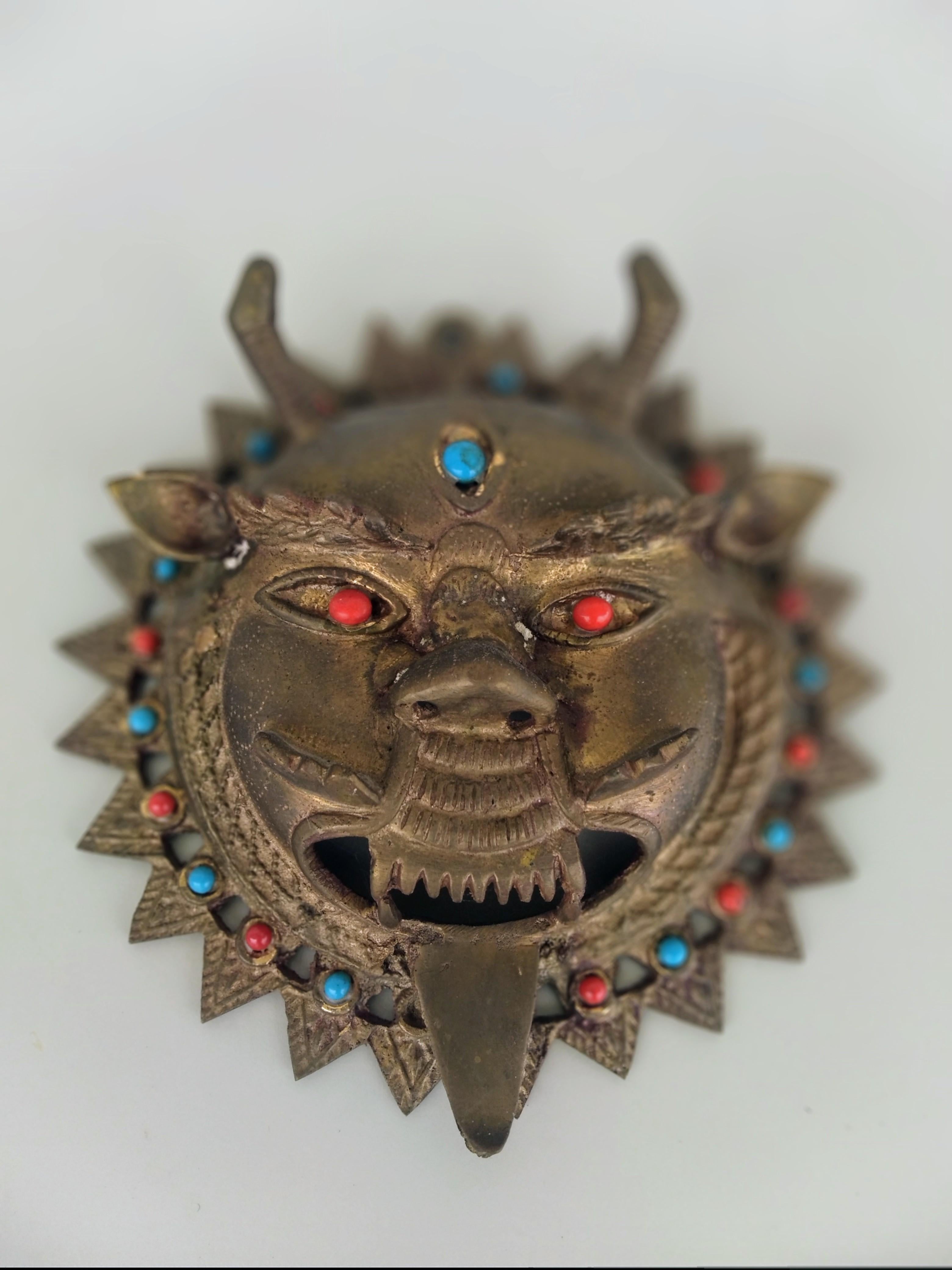Maske aus Messing mit Juwelen aus Indien im Zustand „Gut“ im Angebot in Pasadena, TX