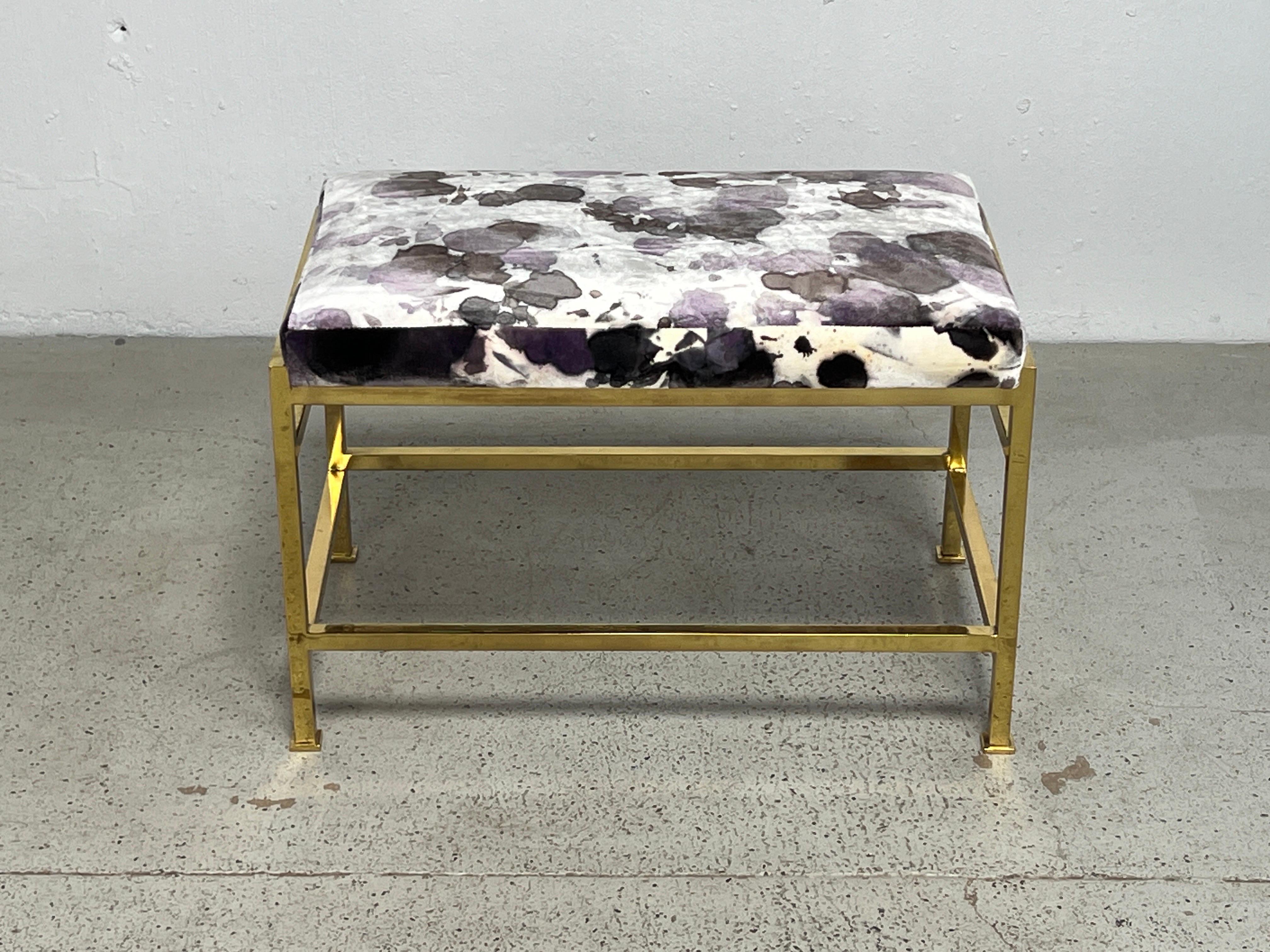 Una panca in ottone di Edward Wormley per Dunbar rivestita in velluto Knoll, Arrezzo, Truffle.