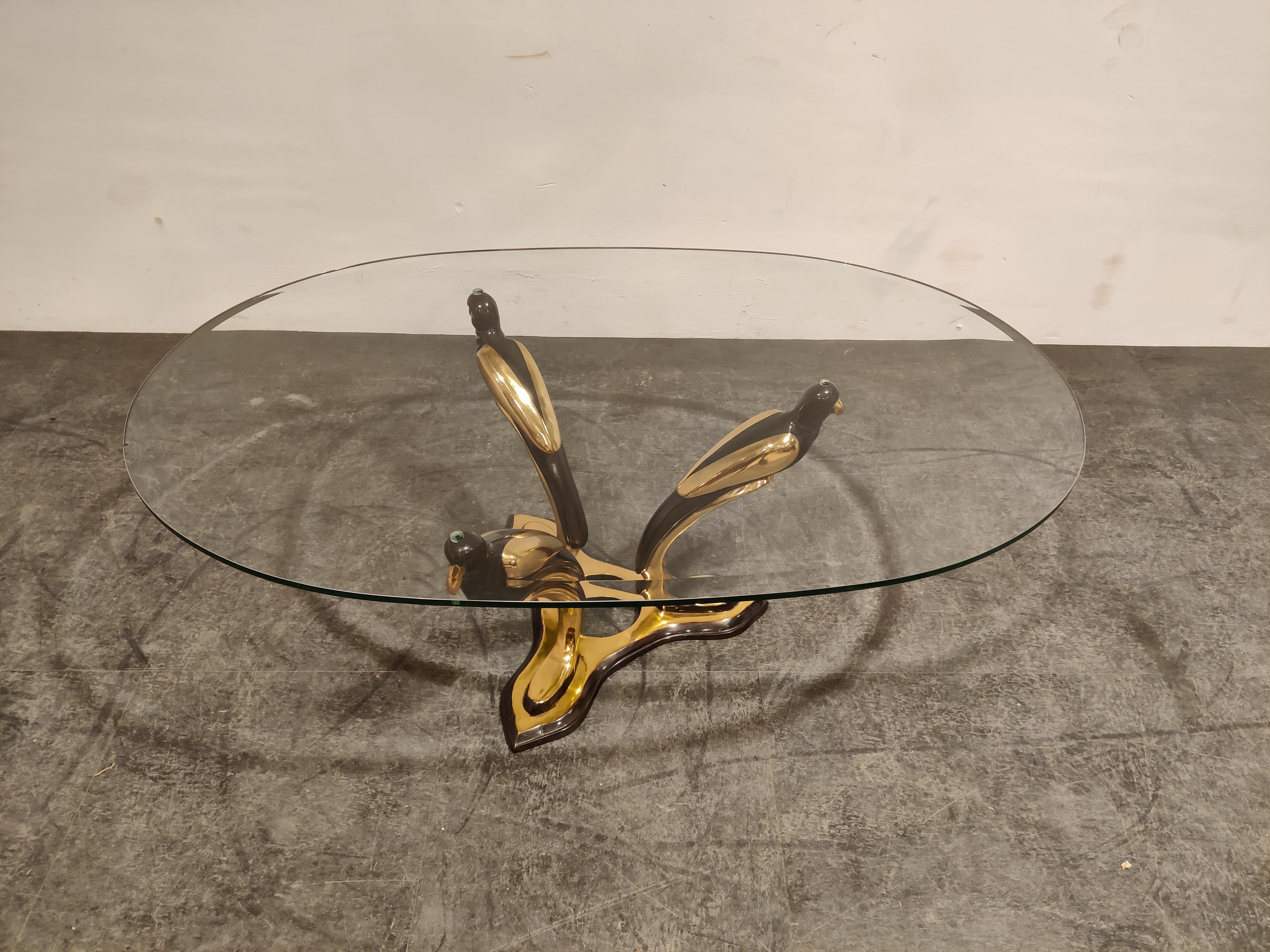 Sculptural brass bird coffee or side tables with a clear table top.

Great eye catching coffee table.

Willy Daro style. 

1970s - Belgium

Good overall condition, beautifully patinated brass.
The glass has 1 small