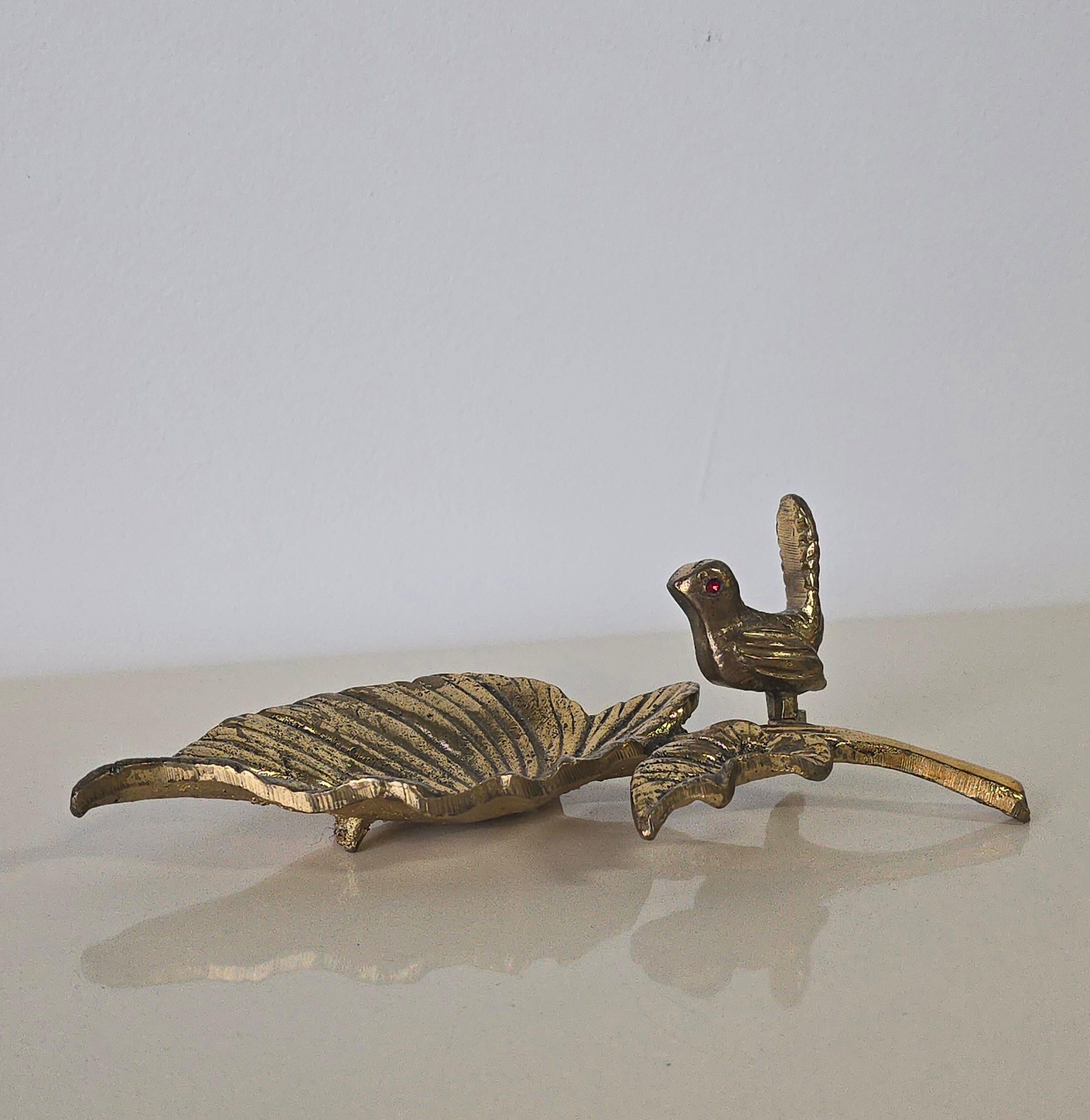 Messing Vogel auf Blatt Branch dekorative Schmuckstück. Dieser wunderschöne dekorative Messingschmuck wurde in den 1960er Jahren in England hergestellt. Er zeigt einen Vogel auf einem Blatt aus Messing. Das Vogelauge aus Messing ist mit einem