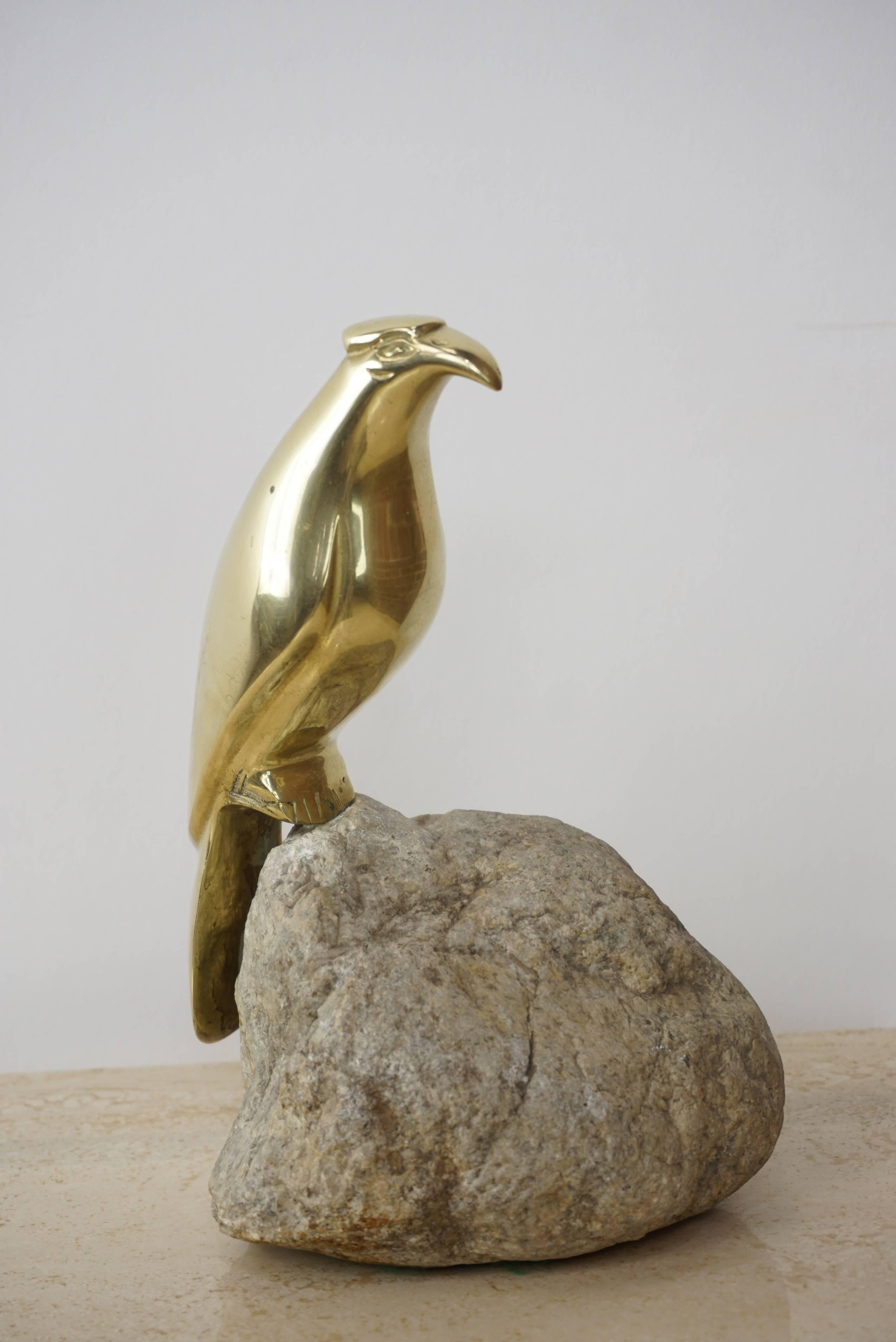 Mid-Century Modern Sculpture oiseau en laiton sur pierre en vente
