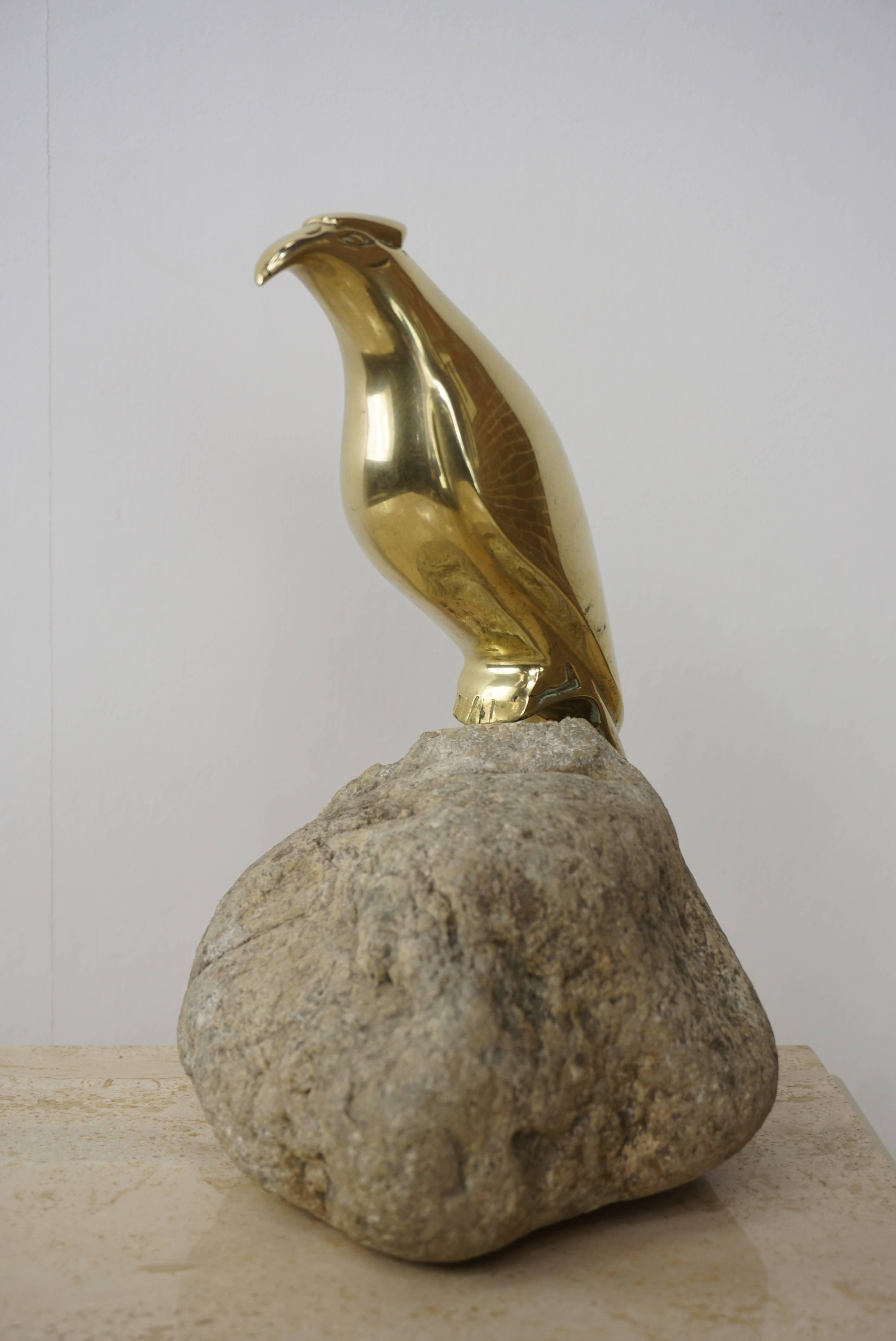 Européen Sculpture oiseau en laiton sur pierre en vente