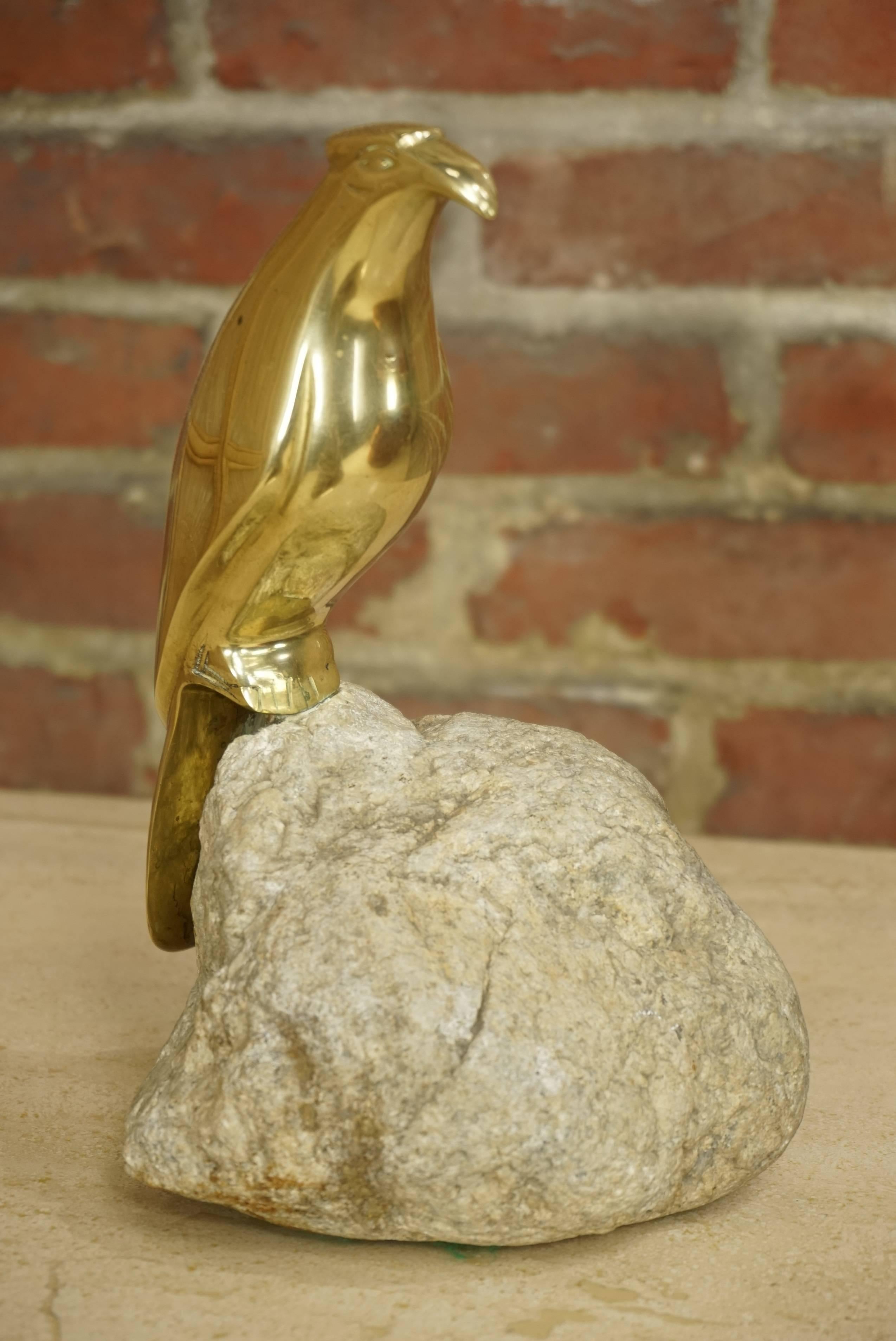 Laiton Sculpture oiseau en laiton sur pierre en vente