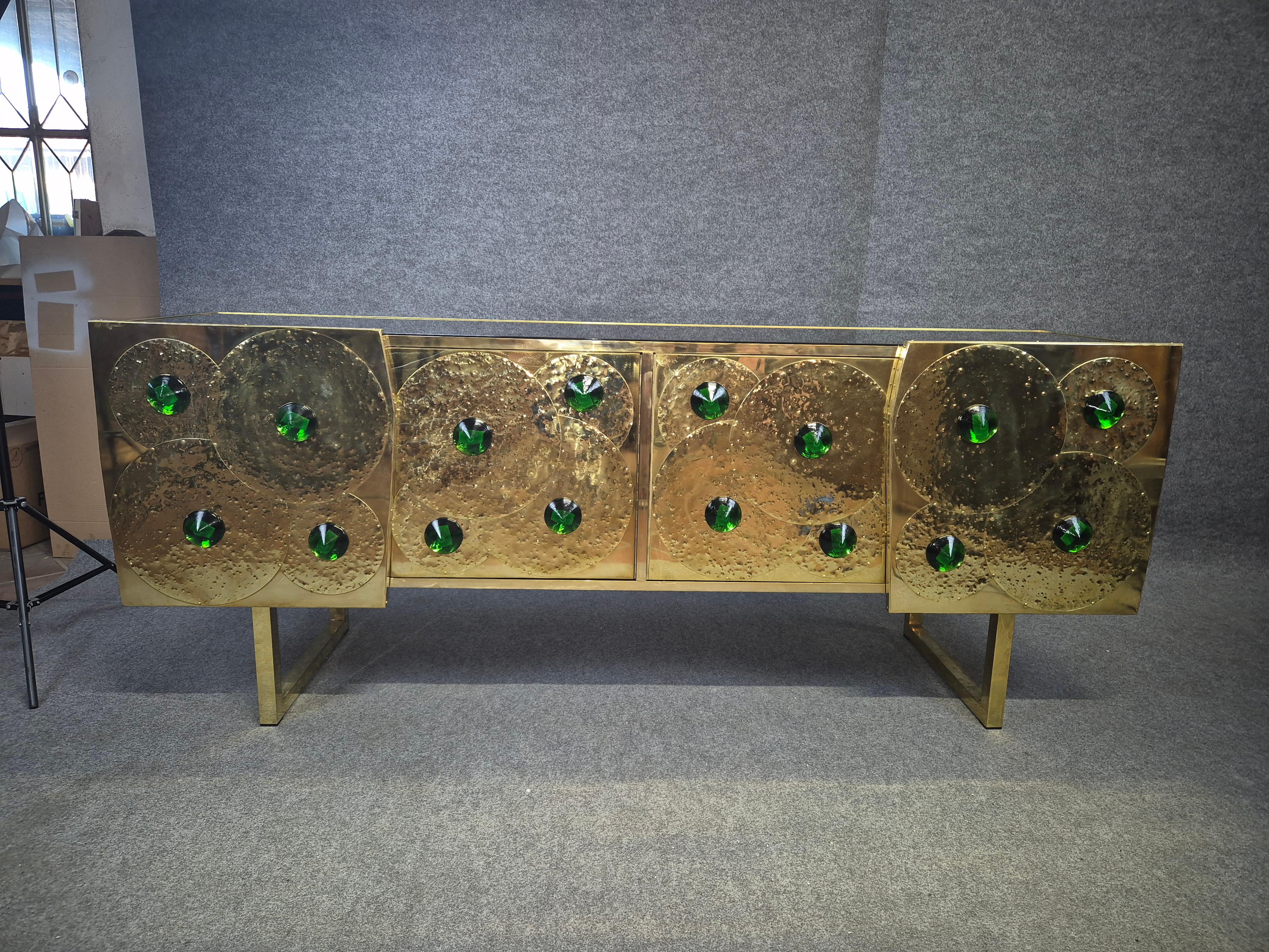 Kredenz aus Messing und schwarzem Glas mit Murano-Schmuck Italien justfurnituress designer (Moderne der Mitte des Jahrhunderts)