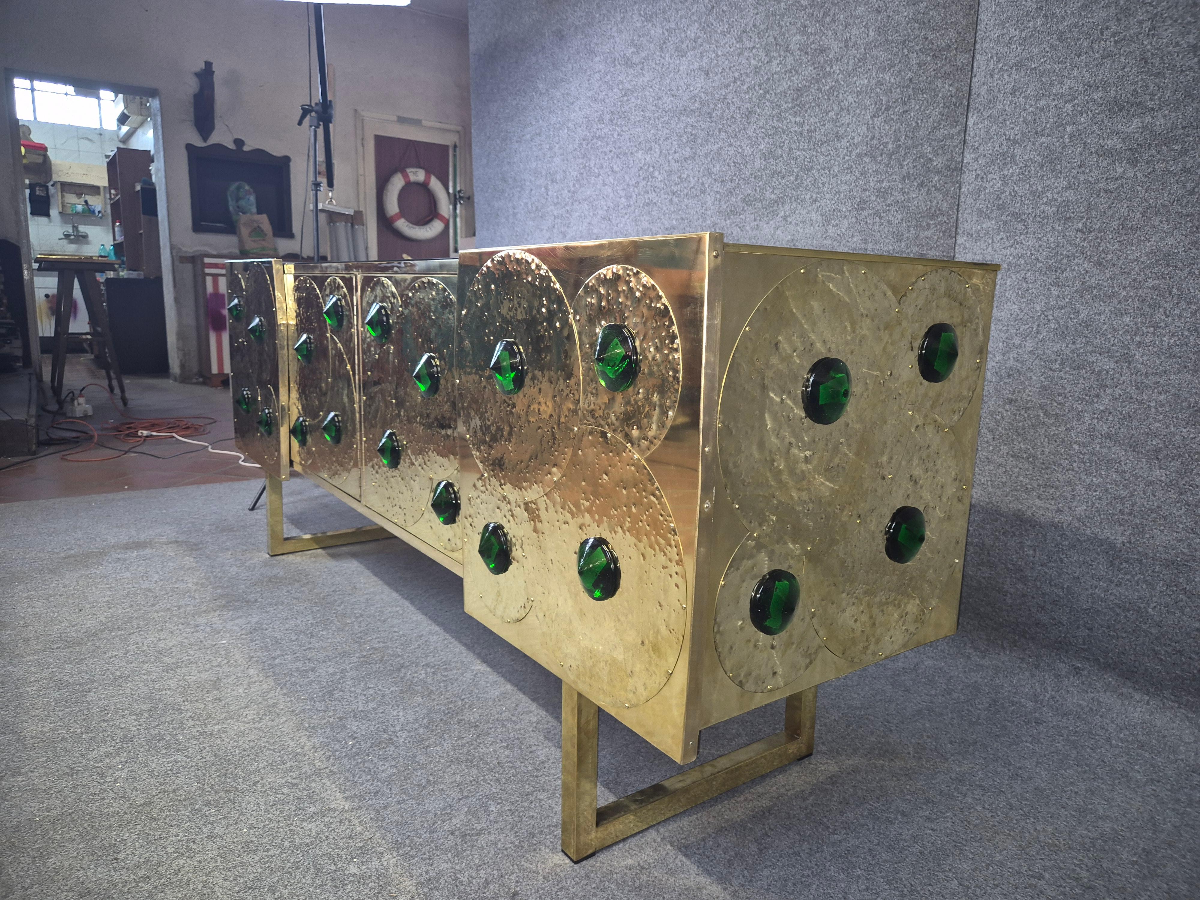 Kredenz aus Messing und schwarzem Glas mit Murano-Schmuck Italien justfurnituress designer (Italian)