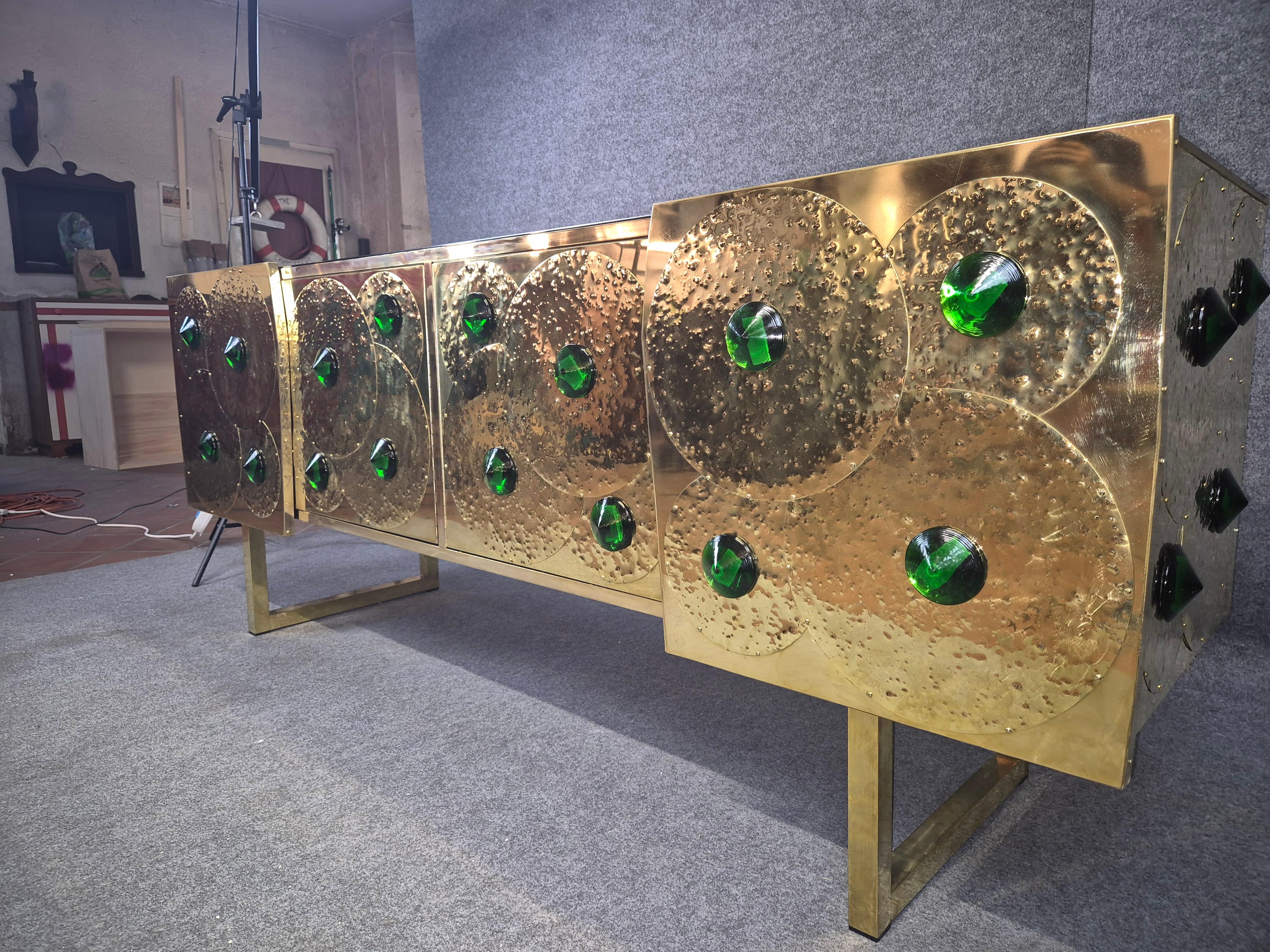 Kredenz aus Messing und schwarzem Glas mit Murano-Schmuck Italien justfurnituress designer (Repoussé)