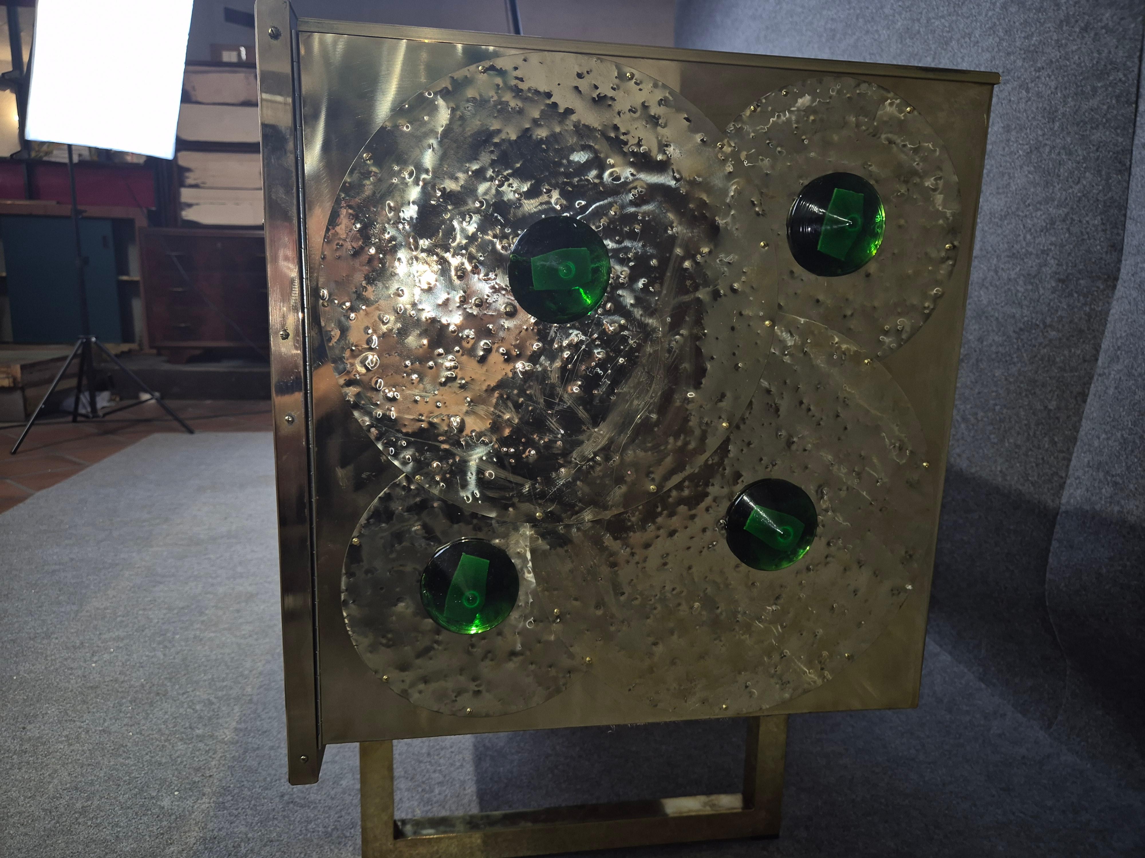 Kredenz aus Messing und schwarzem Glas mit Murano-Schmuck Italien justfurnituress designer im Zustand „Neu“ in Guazzora, IT