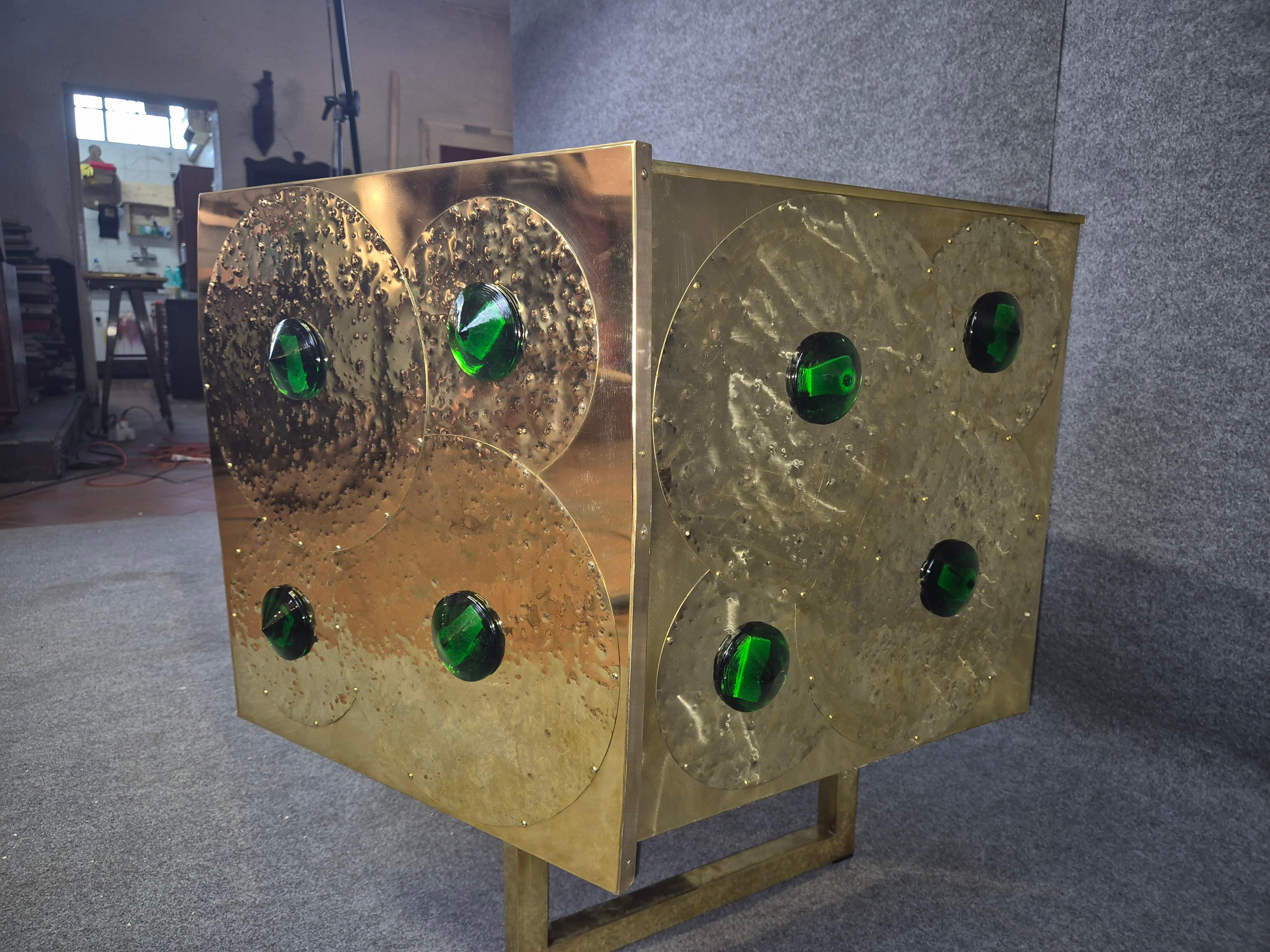 Kredenz aus Messing und schwarzem Glas mit Murano-Schmuck Italien justfurnituress designer (Zeitgenössisch)