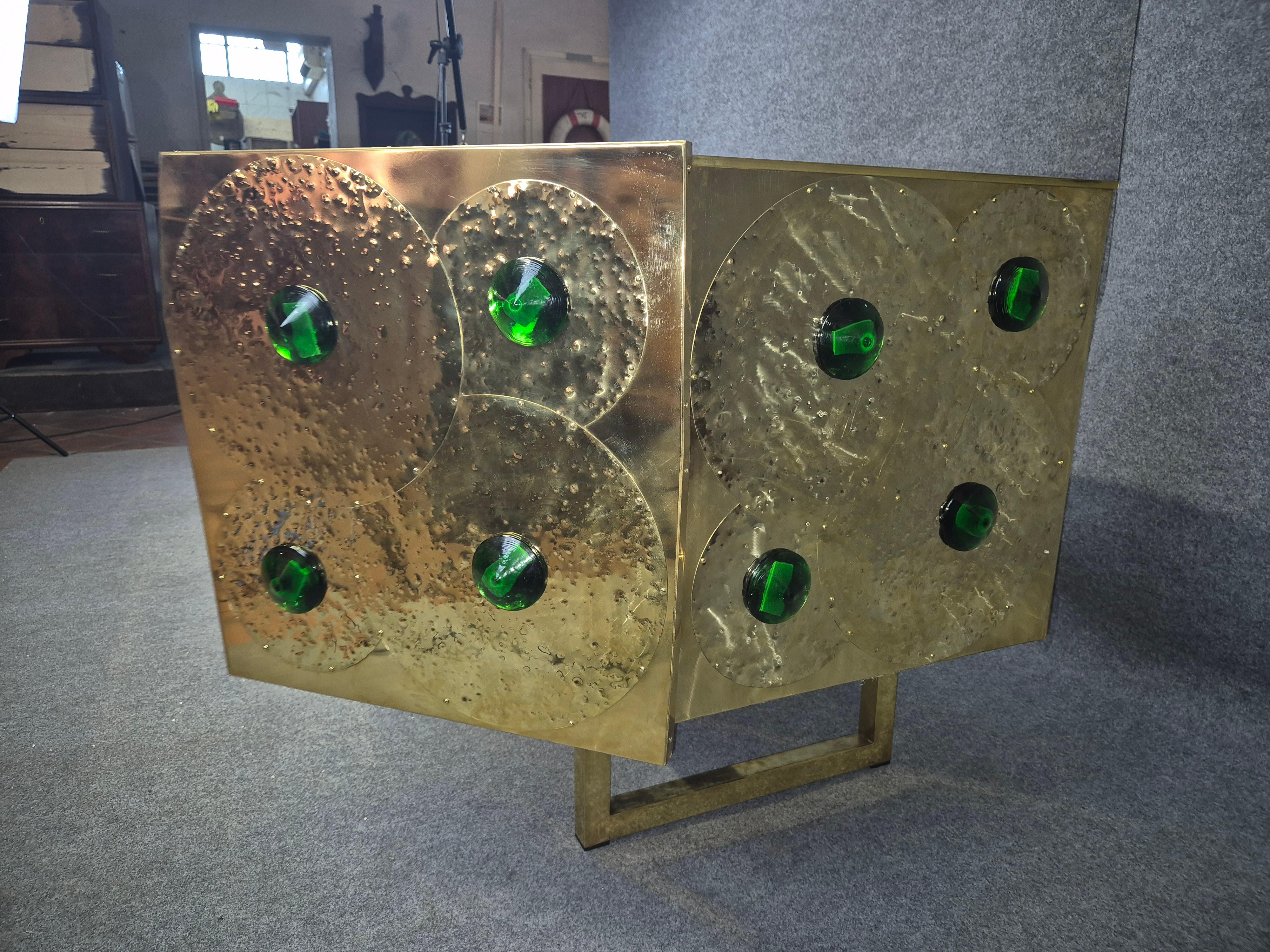 Kredenz aus Messing und schwarzem Glas mit  Juwelen Made in Italy Jusfurnituress desigrer im Angebot 1
