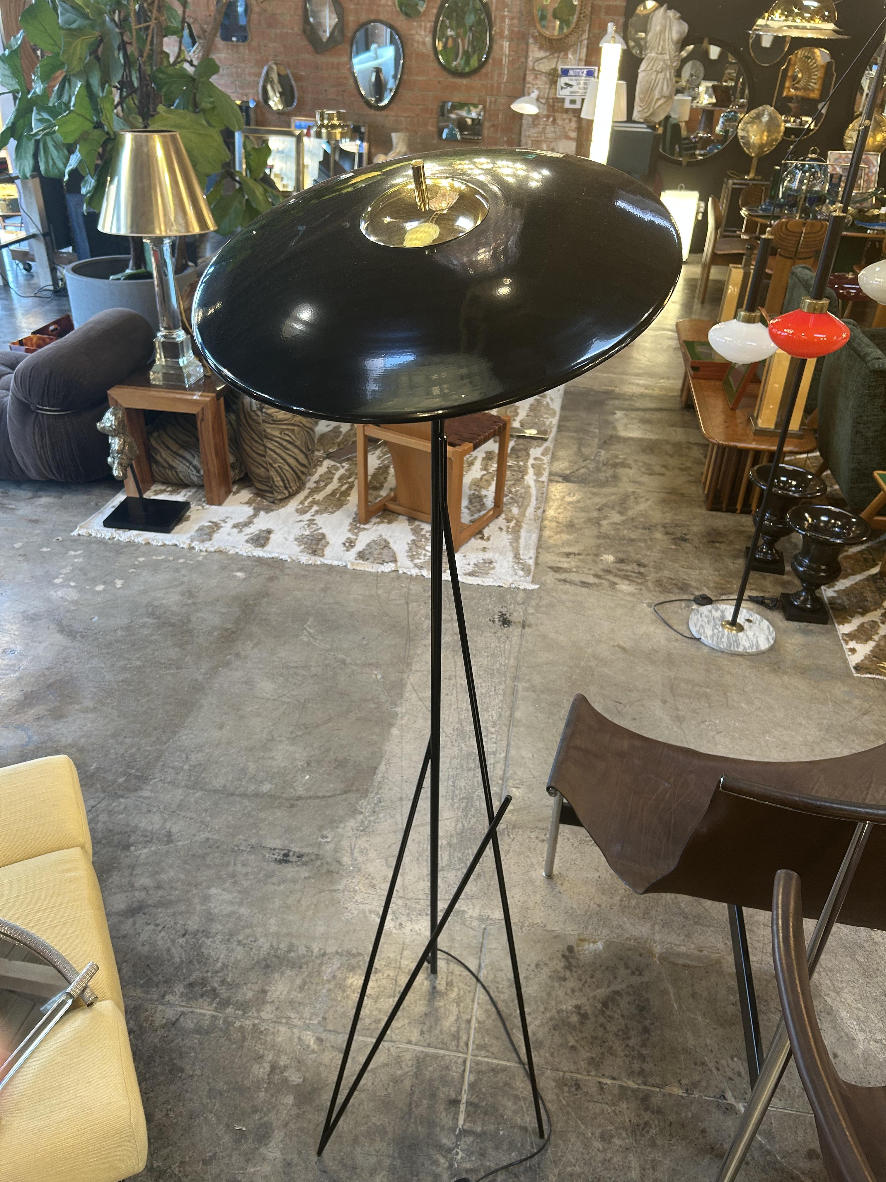 Diese italienische Stehleuchte aus der Mitte des Jahrhunderts hat einen eleganten schwarzen Metallrahmen mit Messingakzenten und bietet eine weiche, stimmungsvolle Beleuchtung mit zeitloser Eleganz. Perfekt für moderne und Mid-Century-Einrichtungen.