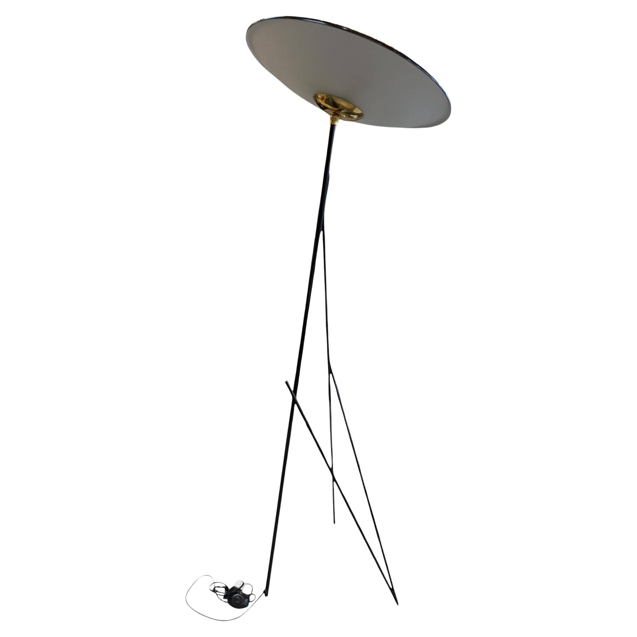 Italienische Stehlampe aus Messing und schwarzem Metall aus der Mitte des Jahrhunderts im Angebot