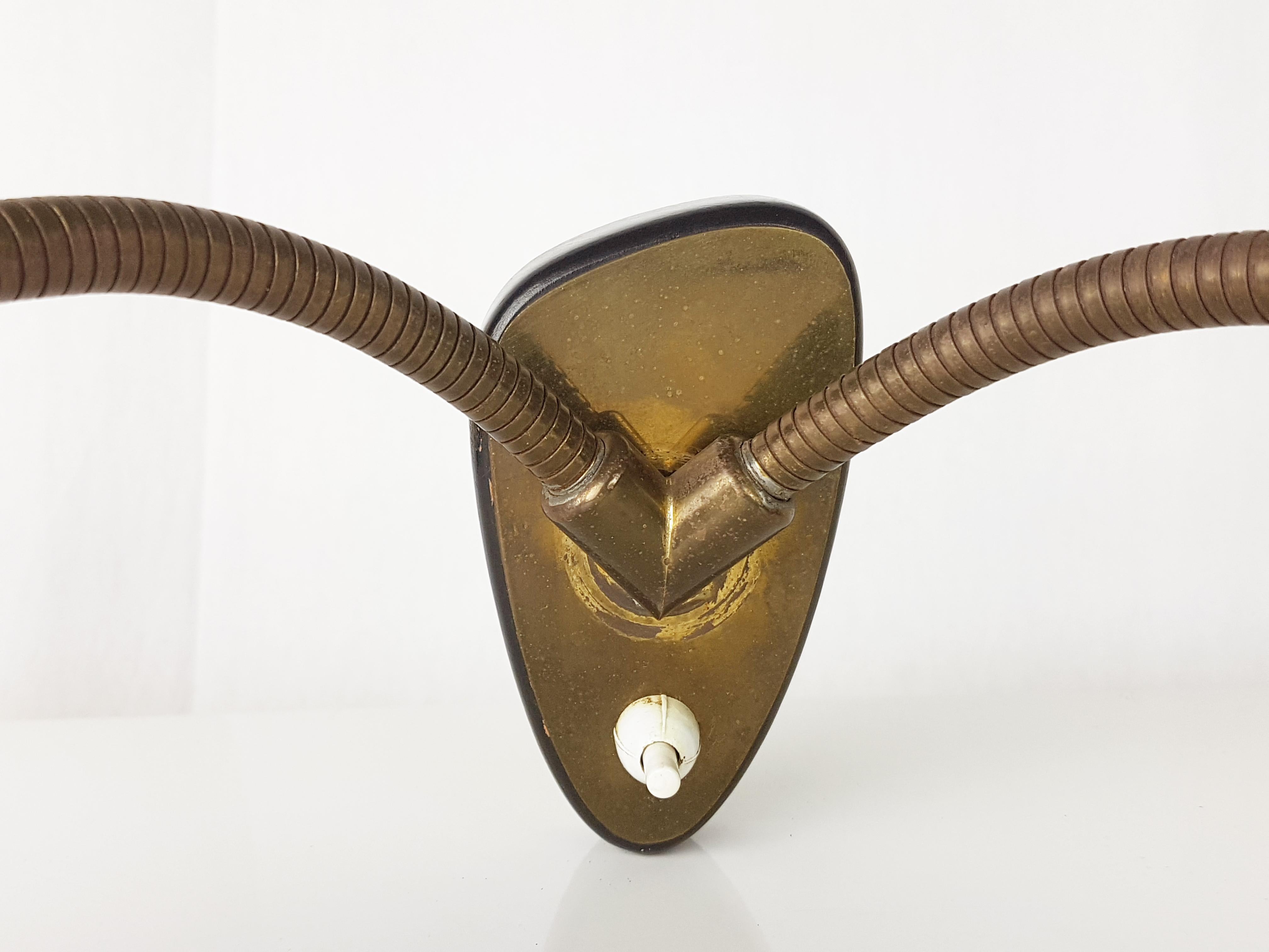 Suisse Applique à 2 lumières en laiton, bois noir, rouge et vert ajustable des années 1960 en vente