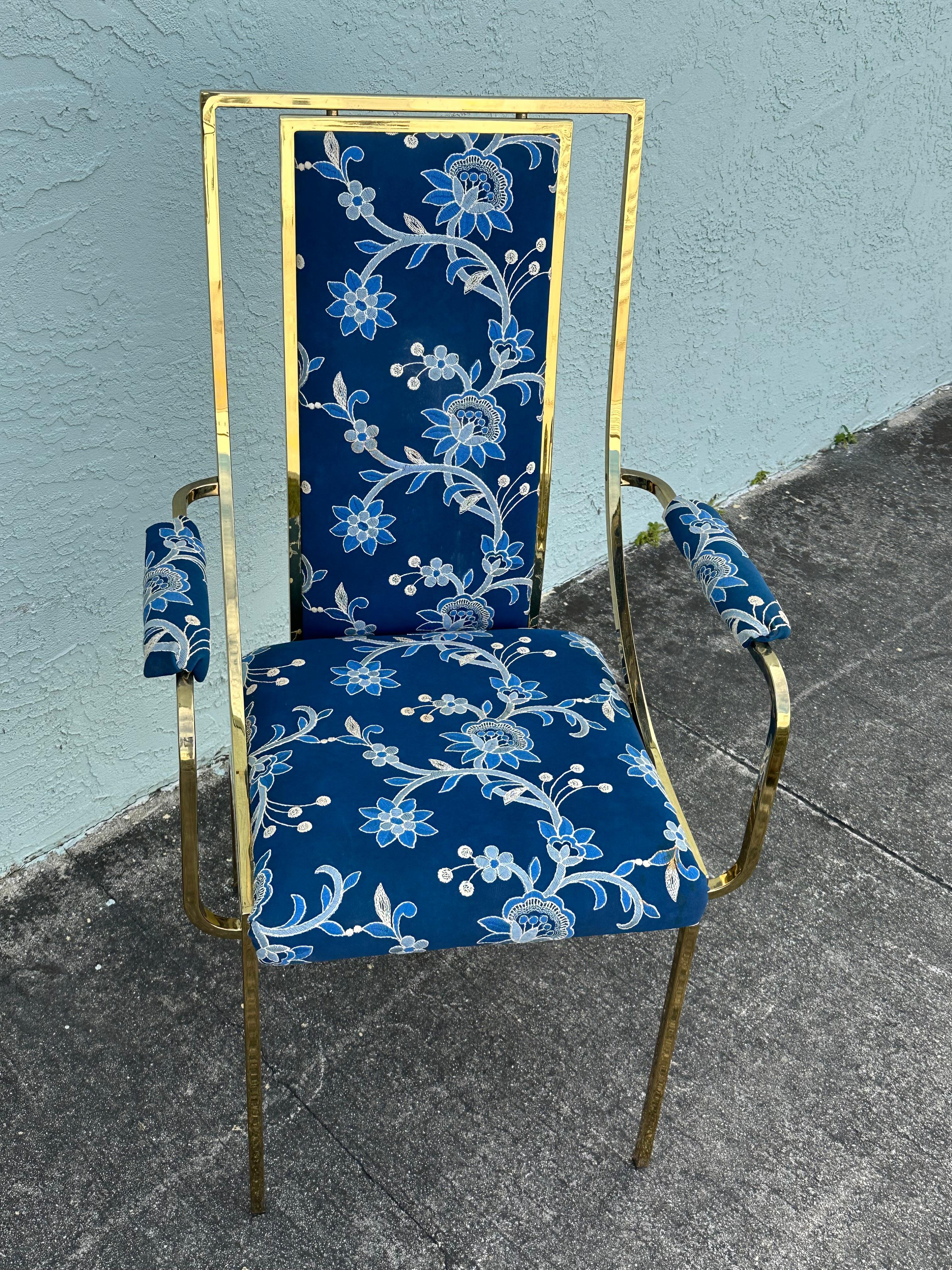 Sedie da pranzo floreali in ottone blu e bianco attribuite a Milo Baughman in vendita 5