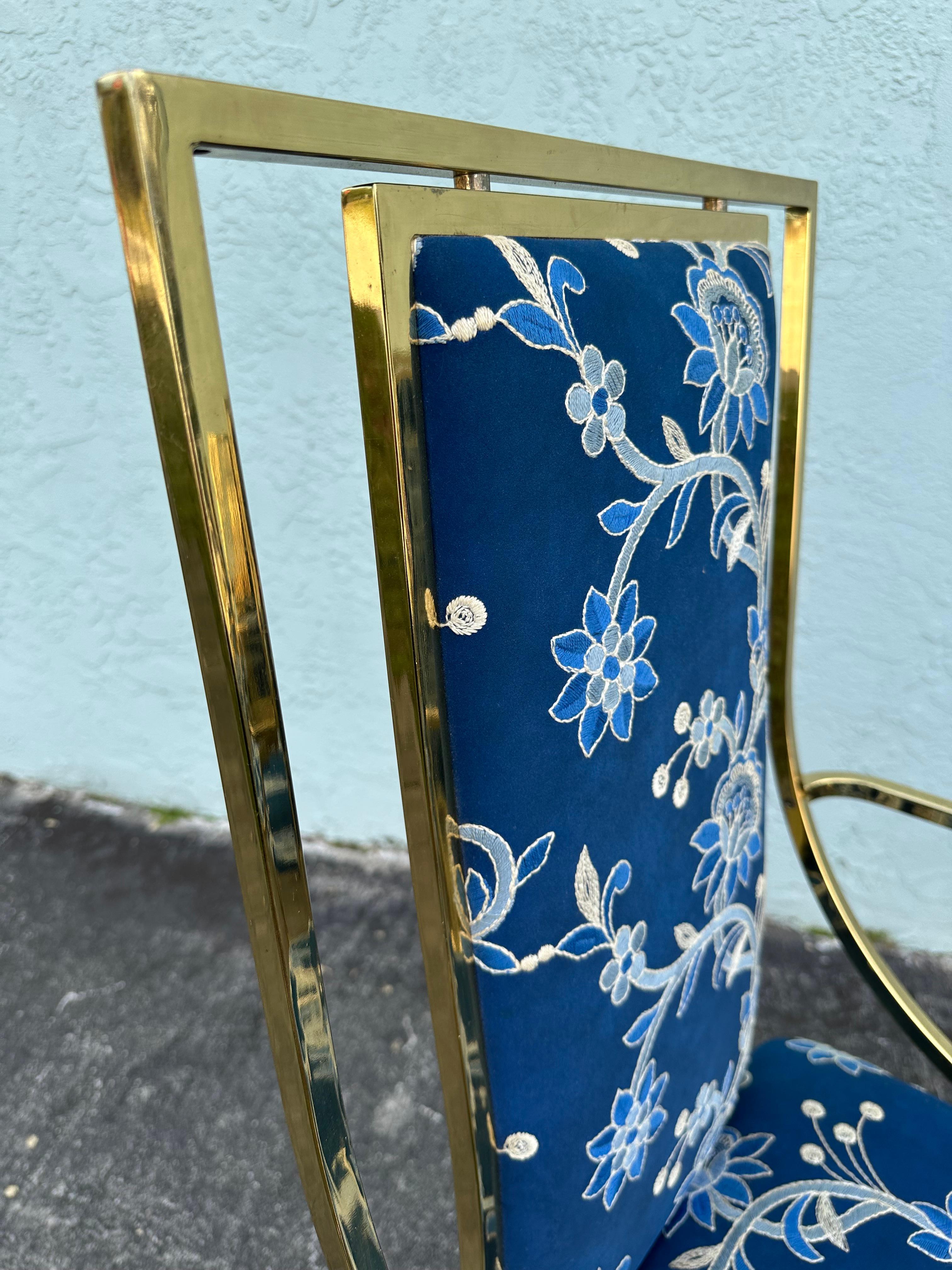 Sedie da pranzo floreali in ottone blu e bianco attribuite a Milo Baughman in vendita 9