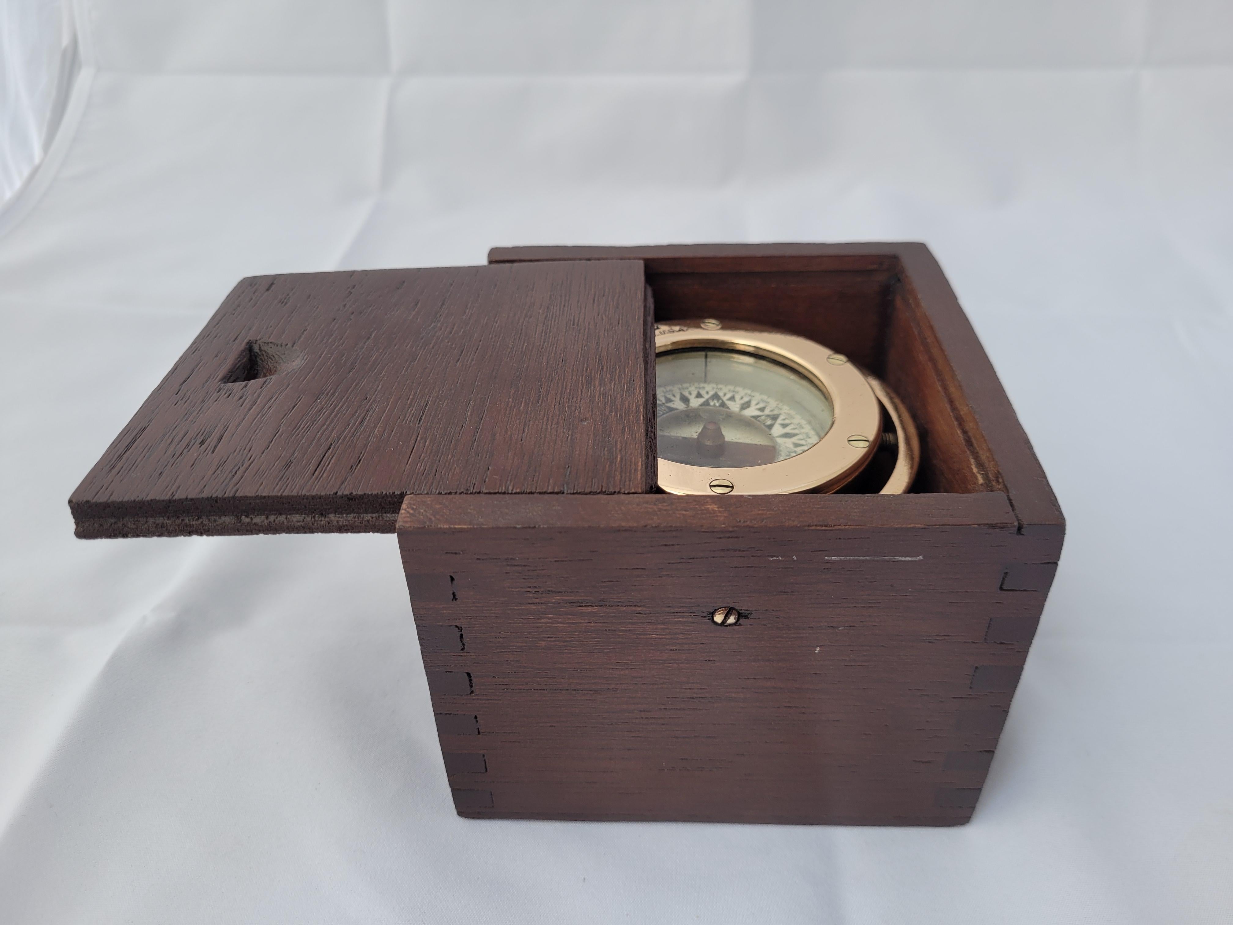Bootskompass aus Messing in lackierter Holzbox im Angebot 7