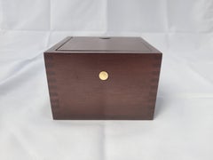 Compás de barco de latón en caja de madera barnizada