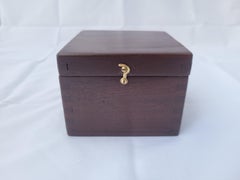 Compás de barco de latón en caja de madera barnizada
